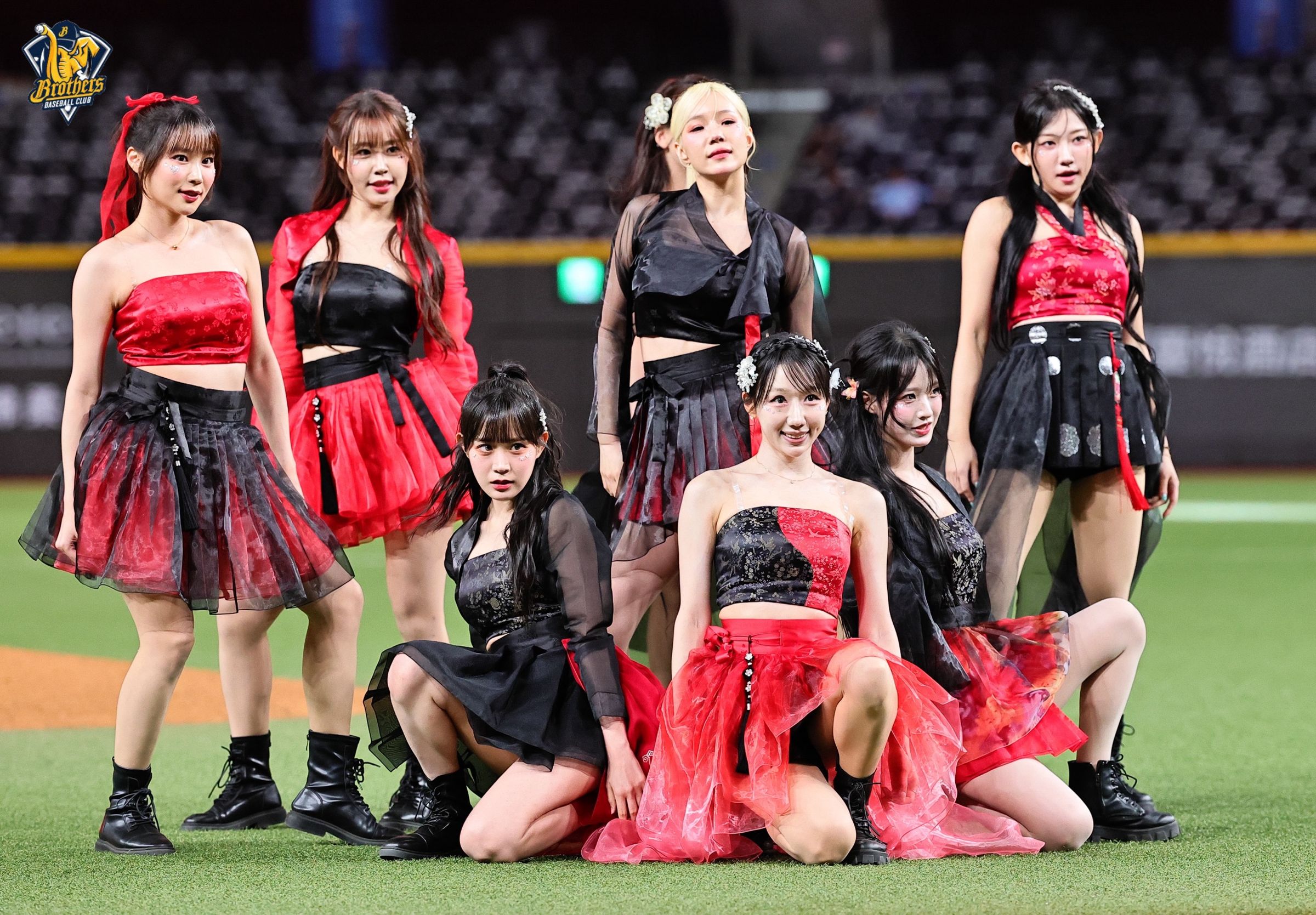 韓職SSGLanders攜手中信PassionSisters韓籍成員演出，邊荷律（左3）、金渡兒（左2）、JJUBI（左1）及李丹妃（中金髮）同台演出。（中信育樂提供）