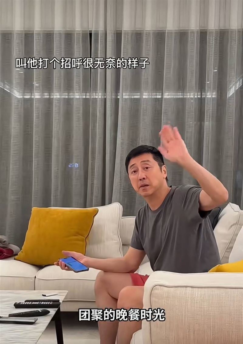 庾澄慶在家穿短褲的休閒模樣被小哈利曝光。(翻攝自小哈利小紅書)