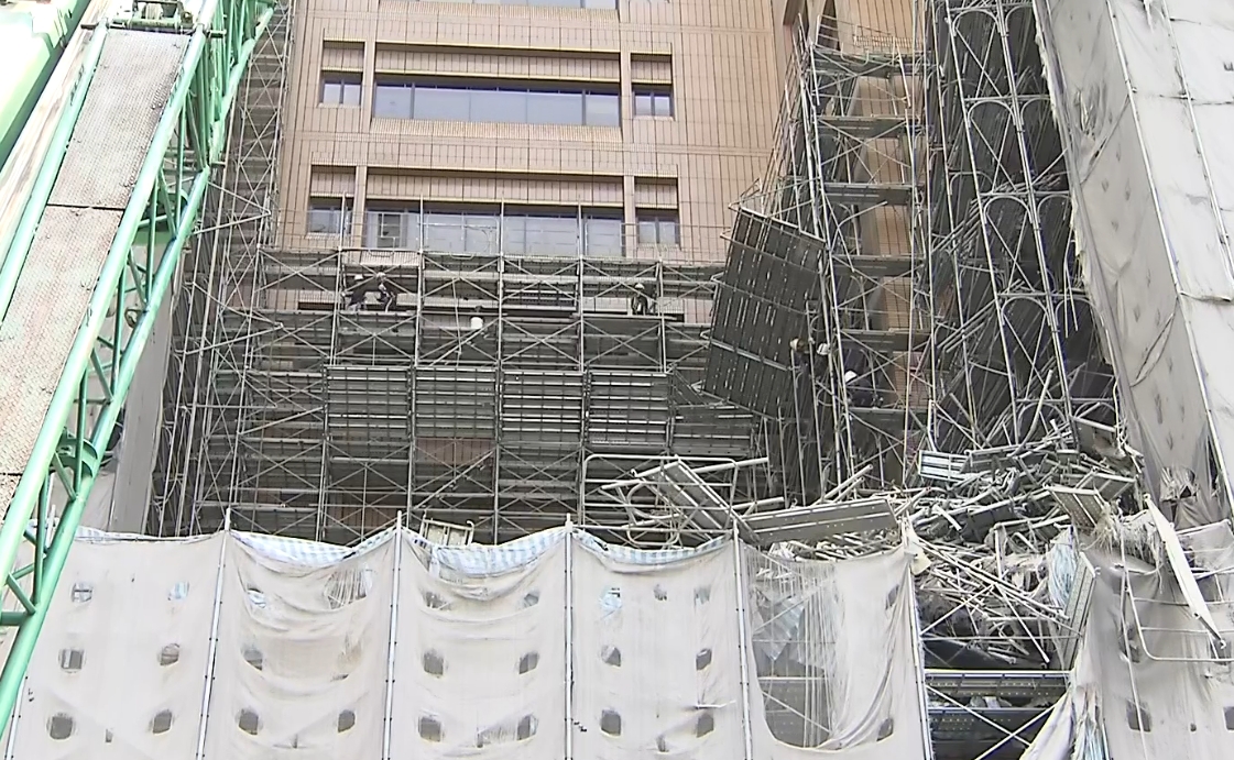 北市台大醫院施工牆面今日上午發生鷹架倒塌意外。（翻攝畫面）