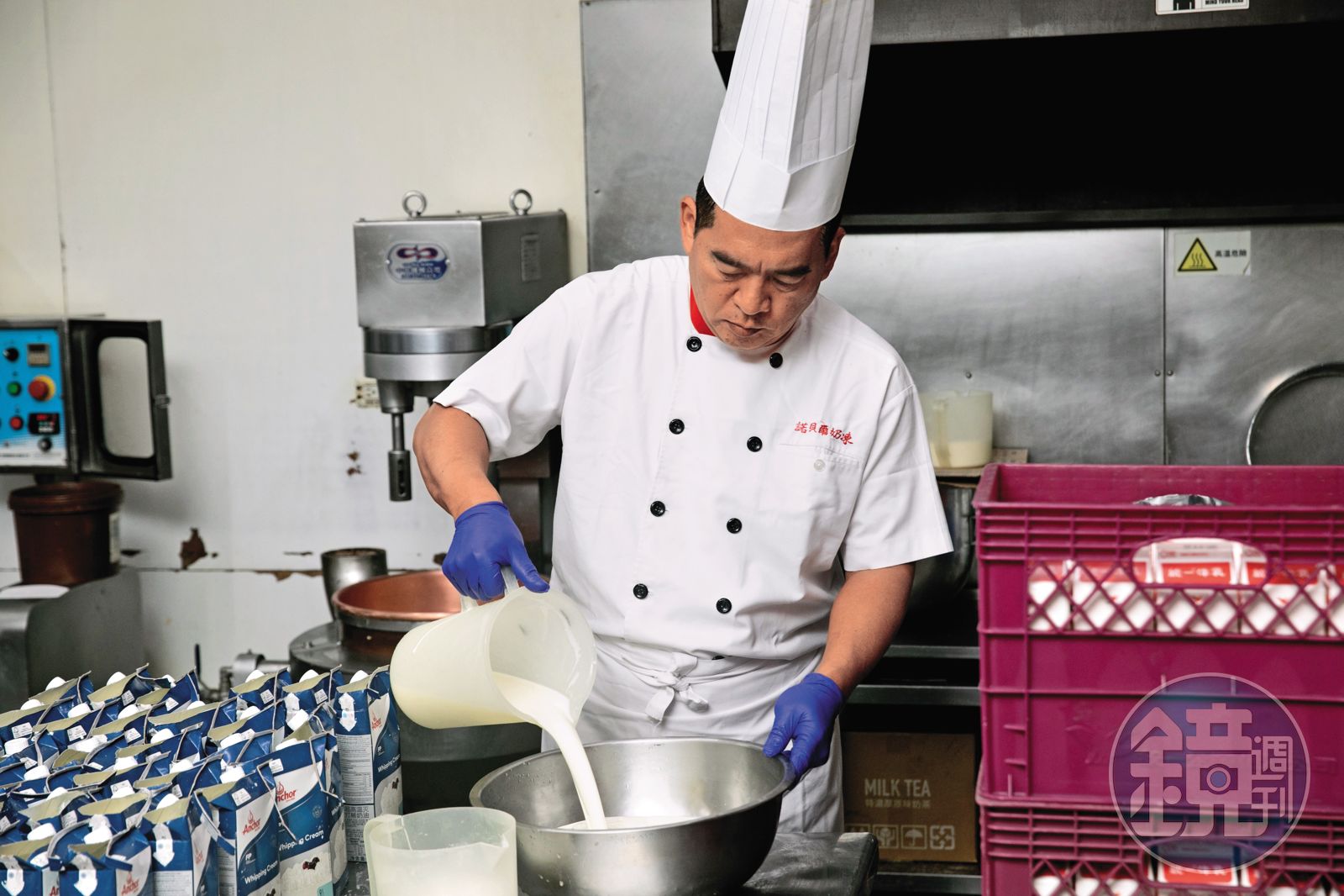 奶凍捲內的奶凍需以大量鮮奶、鮮奶油等原料製作,過程完全不加一滴水,味道才會濃郁。