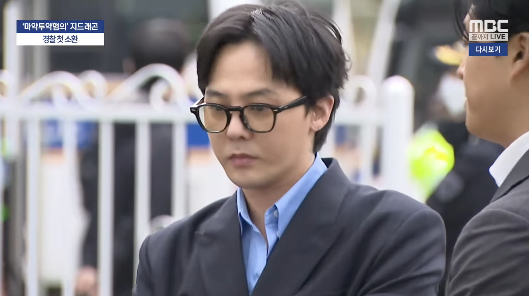 GD權志龍今中午主動赴警局接受涉毒調查。（截圖自MBCnews YT）