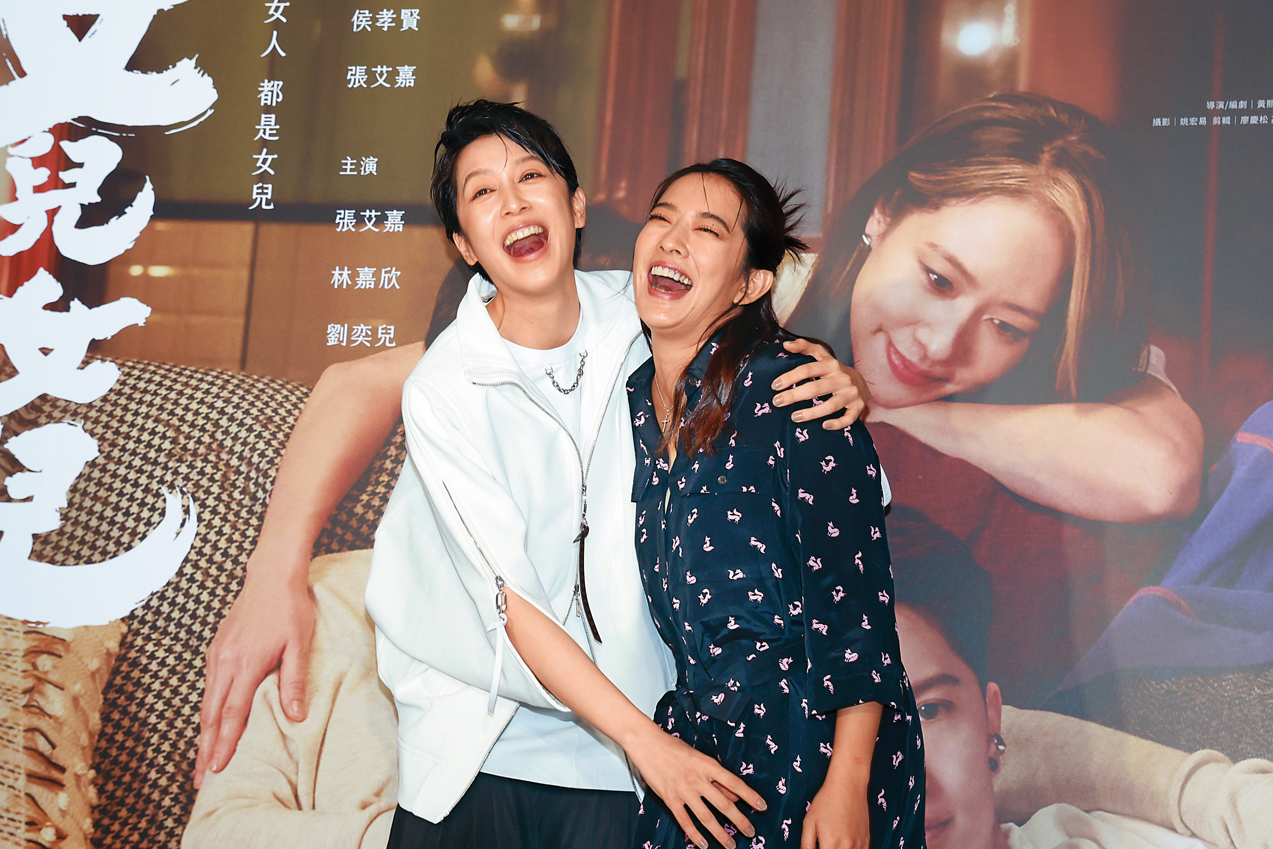 劉奕兒（左）和周采詩（右）戲中湊作堆，戲外也親暱感十足。