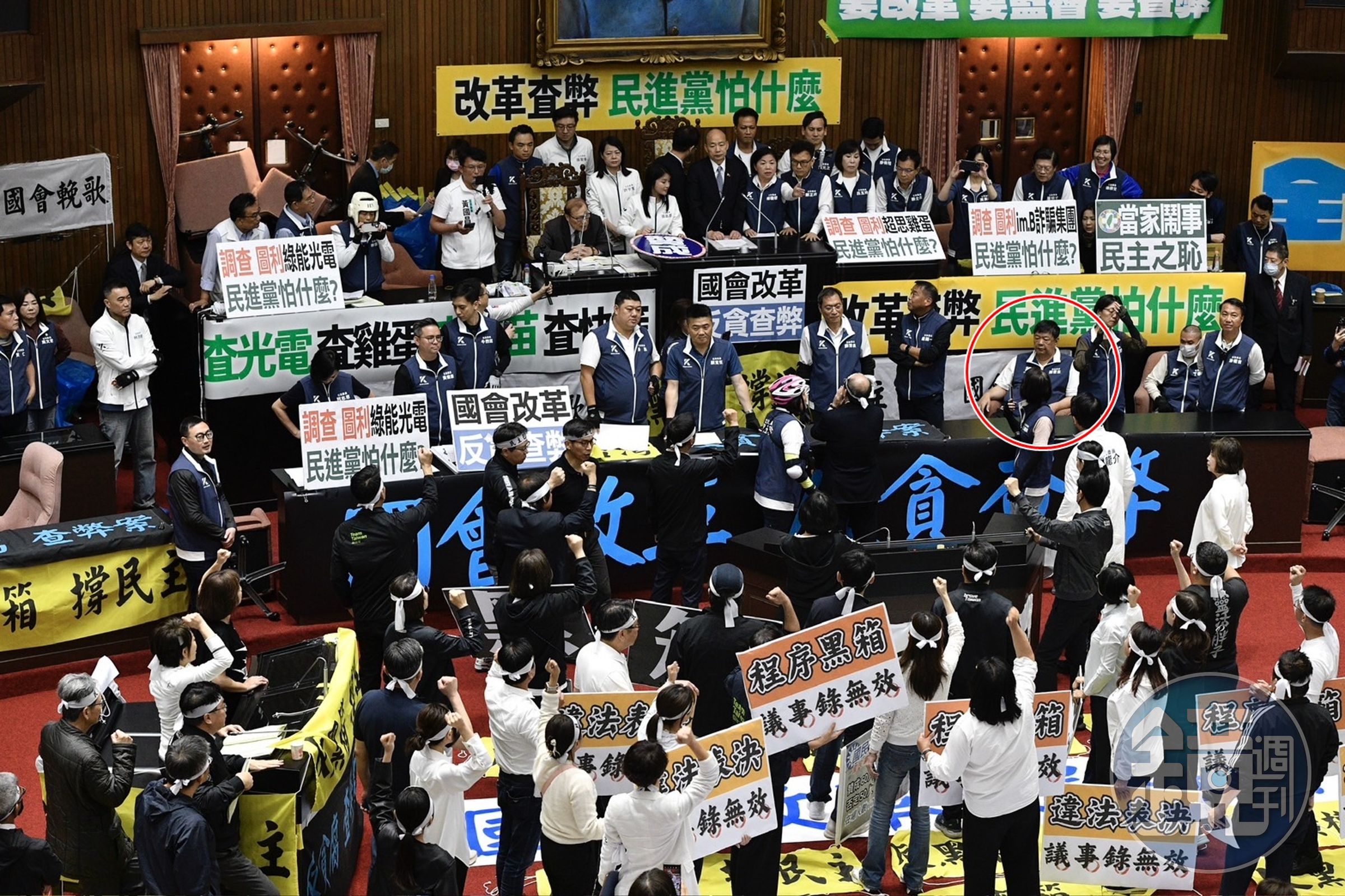 國民黨立委陳雪生(紅圈處)驚吐「沒有討論,才有民主。」讓現場民進黨立委全都傻眼。