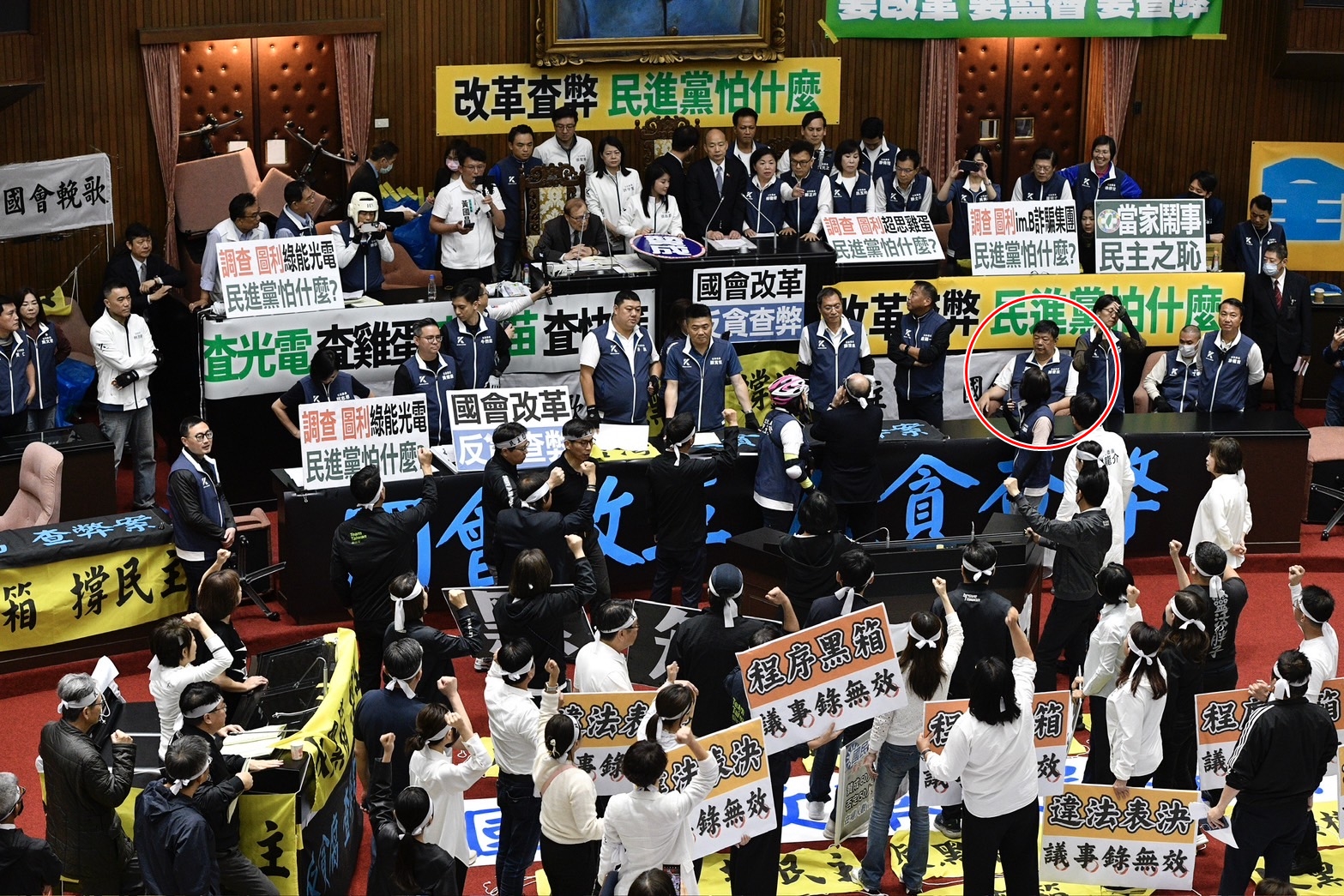 國民黨立委陳雪生（紅圈處）驚吐「沒有討論，才有民主。」讓現場民進黨立委全都傻眼。