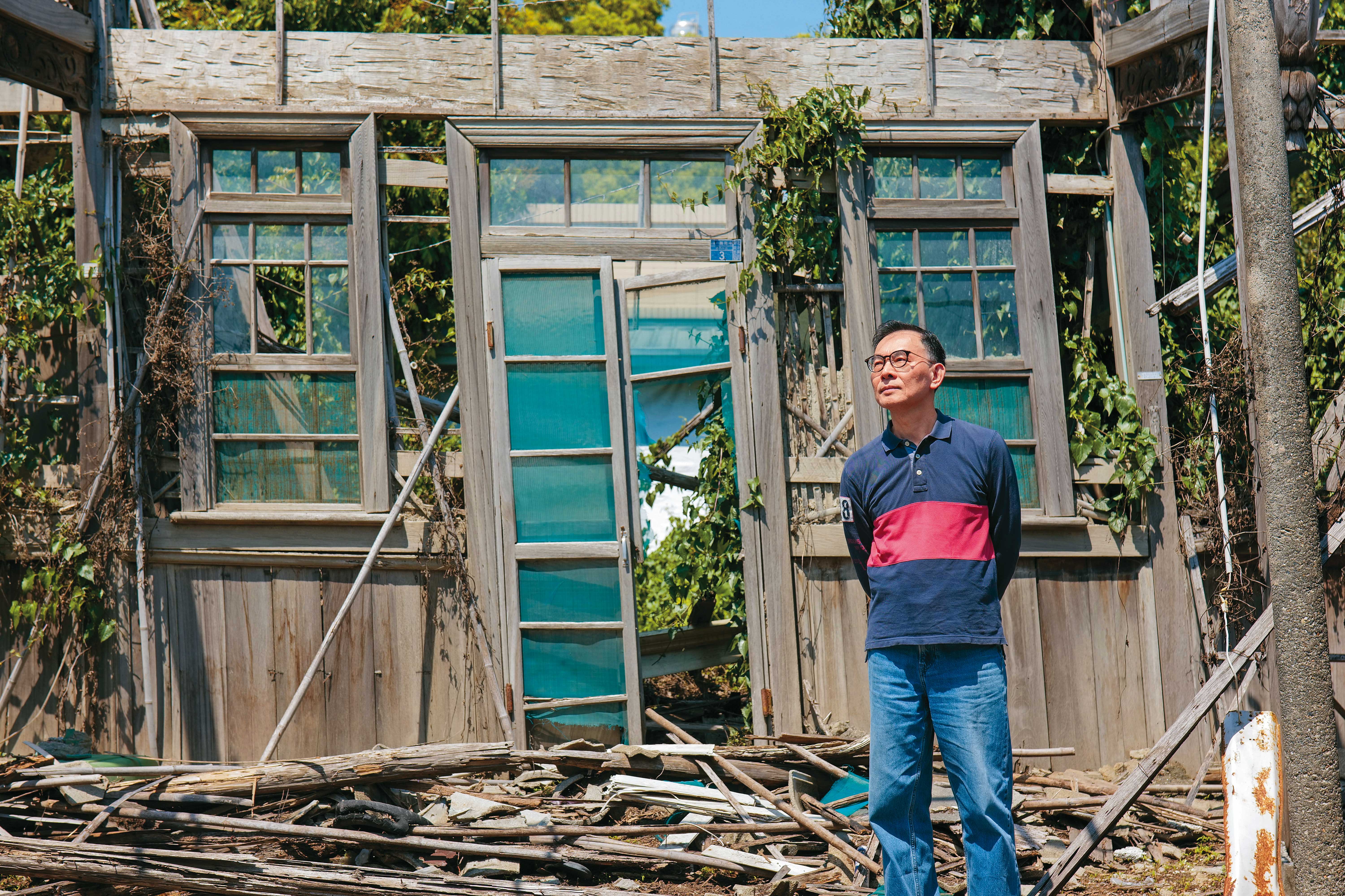 林俊頴身後即是祖母娘家的大厝，因後人散佚各地，大厝欠缺維護管理，如今已成廢墟。
