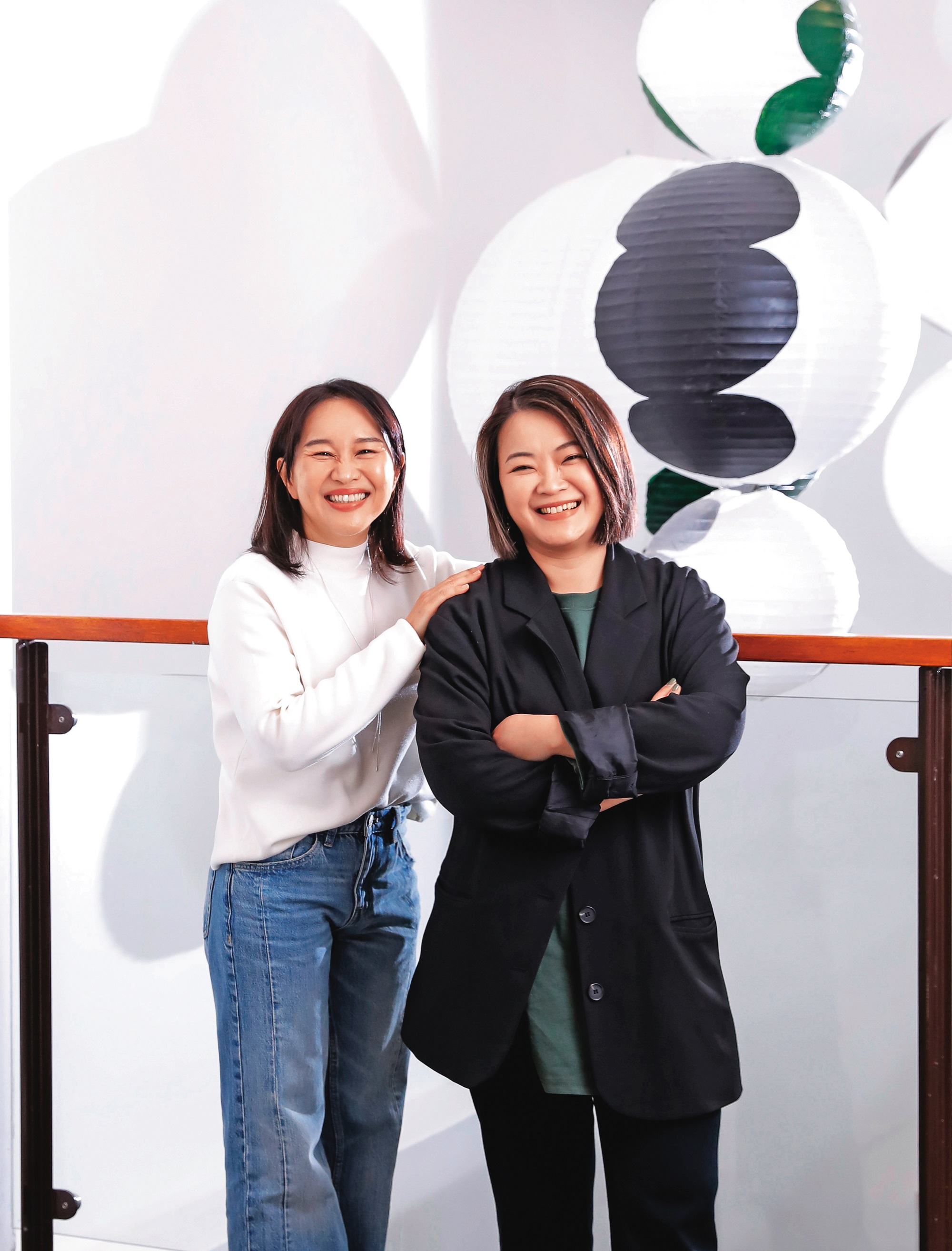 黃薇夏(右)2020年成立公司簽約李念修(左)後,一連合作的《講話沒有在聽》《童話故事下集》都獲好評。