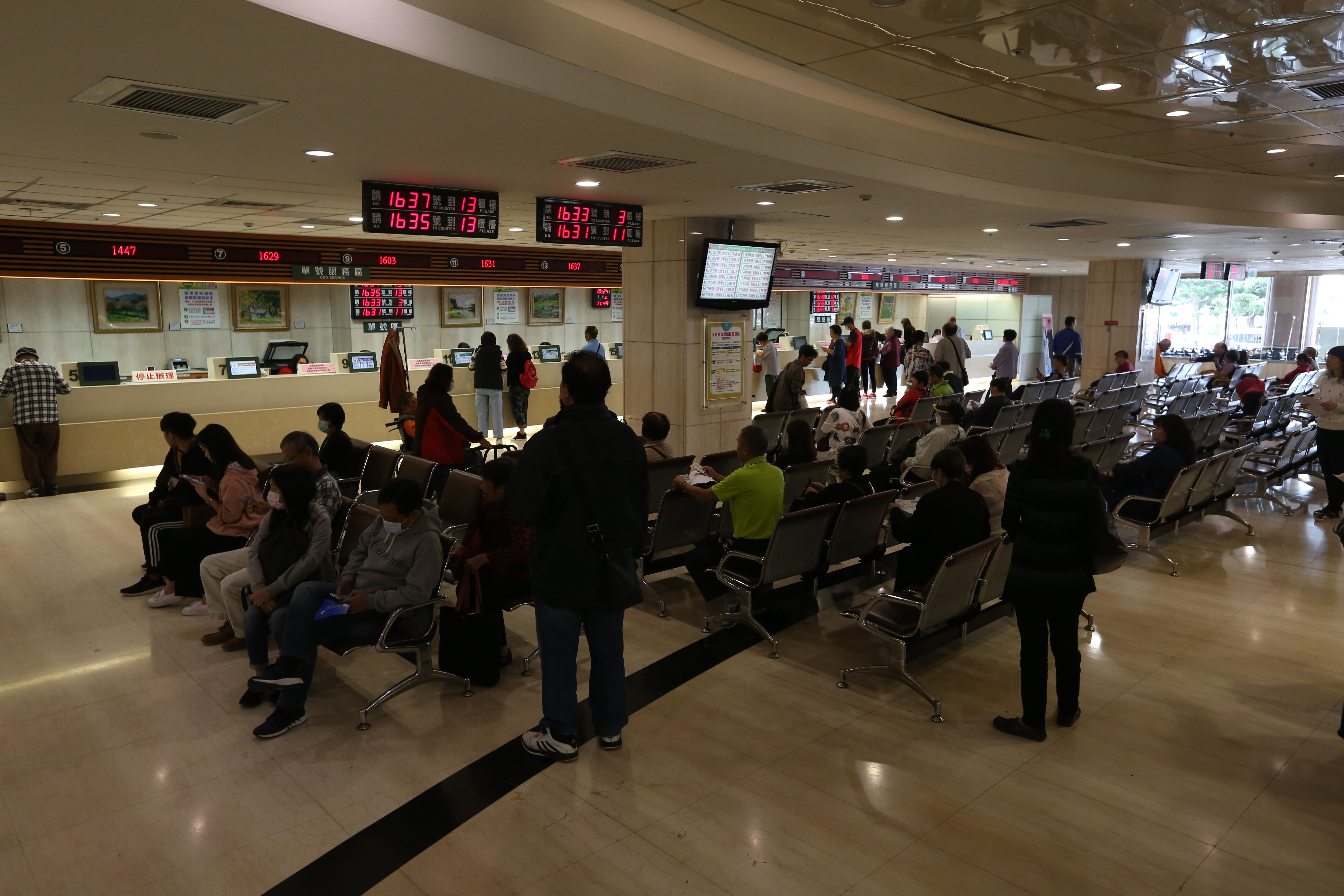 醫療機構調漲掛號費的限制取消，引起不少討論。（示意圖，本刊資料照）