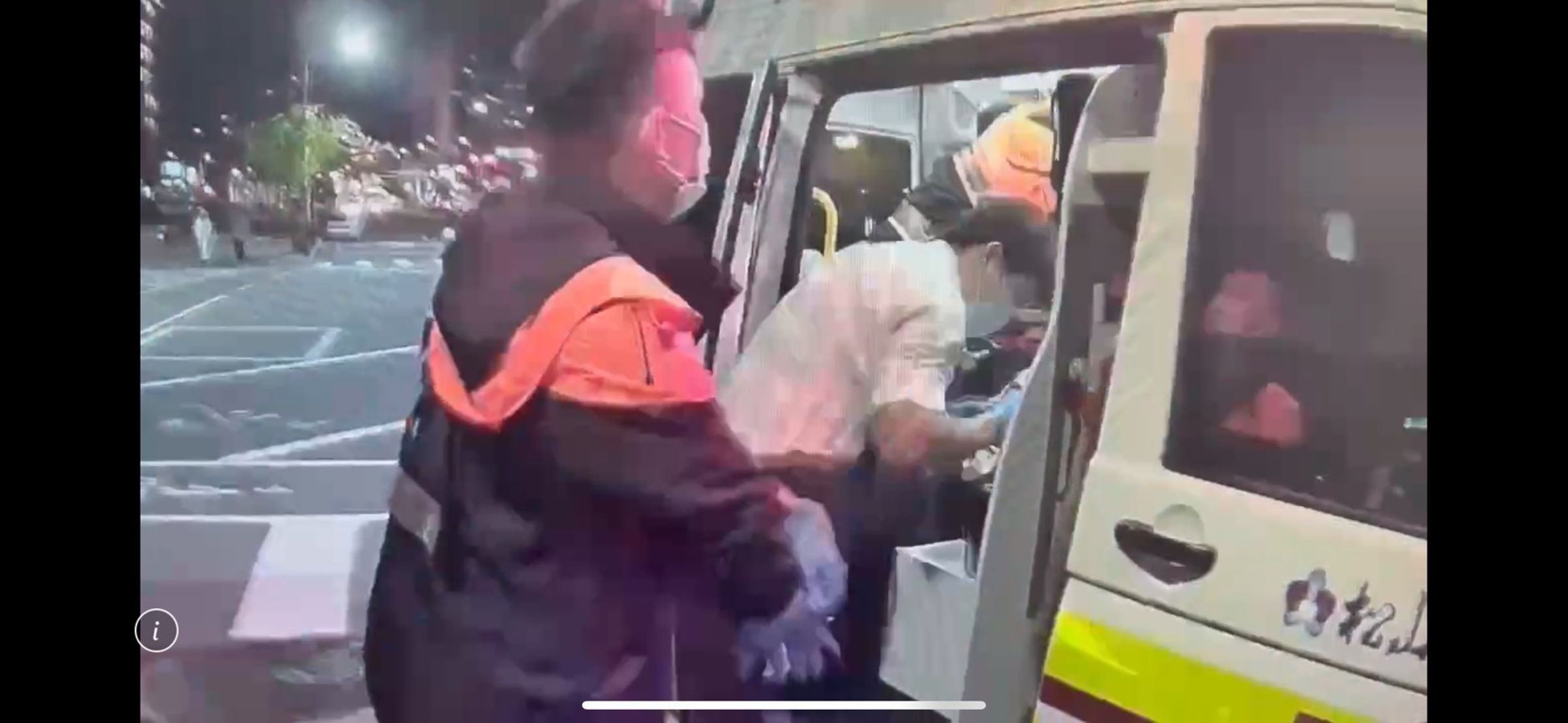 洪男在現場已失去意識，救護人員將他抬上救護車施作CPR。（翻攝畫面）