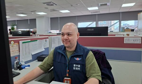 台中監理站人員張維軒因民眾在 Google 評論點名感謝,加上官方小編幽默回應,引發社群熱議,甚至釣出交通部長親自留言肯定。(台中市監理站)