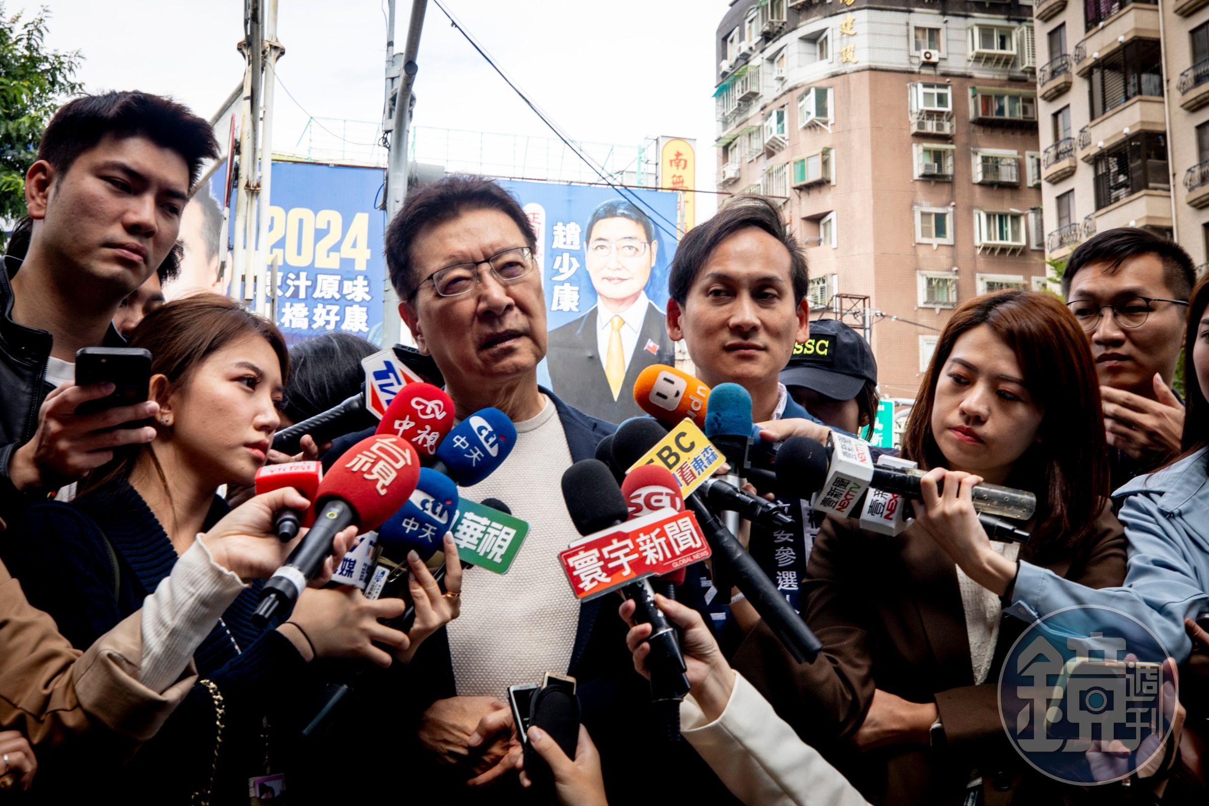 黃士修認為趙少康應該辭去中廣董事長職務，以展現決心，同時樹立更高標準。