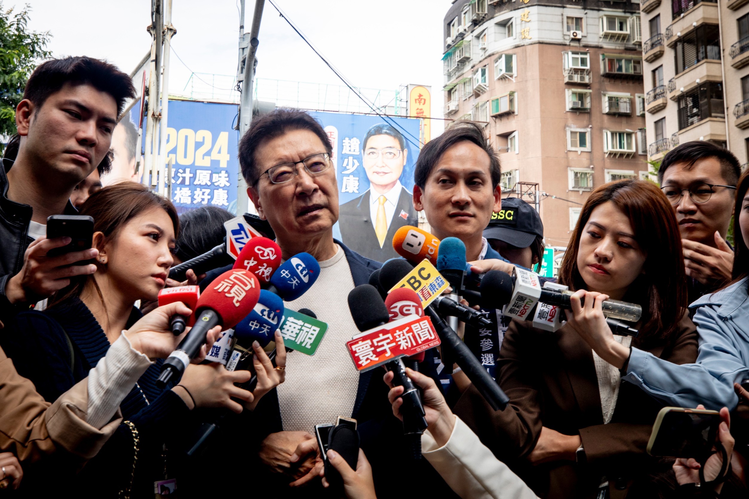 黃士修認為趙少康應該辭去中廣董事長職務，以展現決心，同時樹立更高標準。