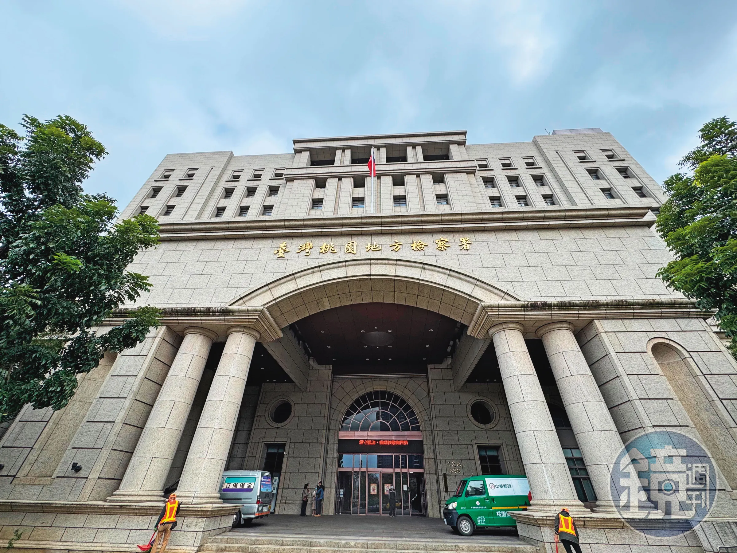 40歲李姓男子因缺錢買飯，持西瓜刀闖入超商行搶，卻遭值班女店員果斷拒絕，李姓男子當場錯愕丟下一句「不要就算了」便落荒而逃，日前已遭桃園地檢署提起公訴。（本刊資料照）