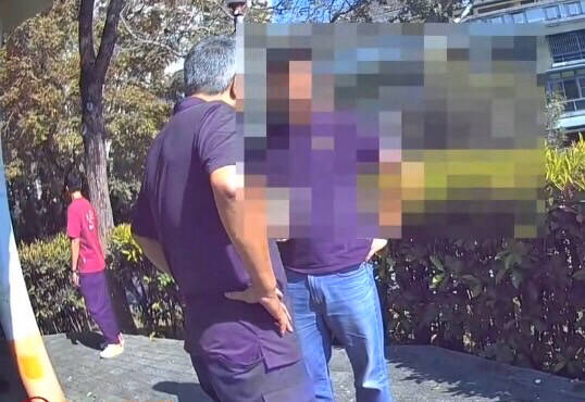 楊男（圖右）被逮個正著，辯稱因內急隨地掏鳥欲便溺，被春社所長邱量虔當場訓斥。（警方提供）