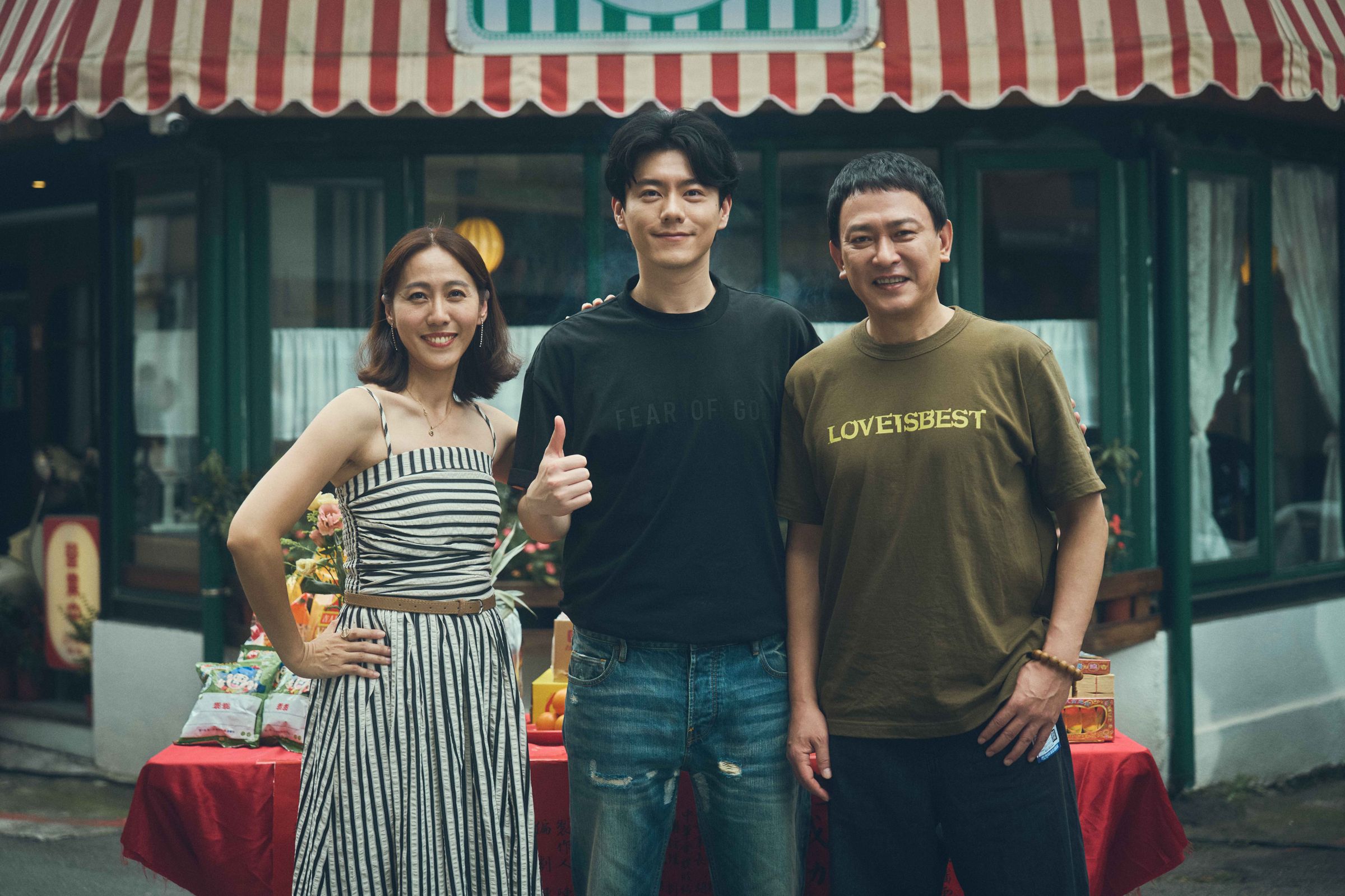 王識賢、李程彬、張詩盈飾演一家人。(華視提供)