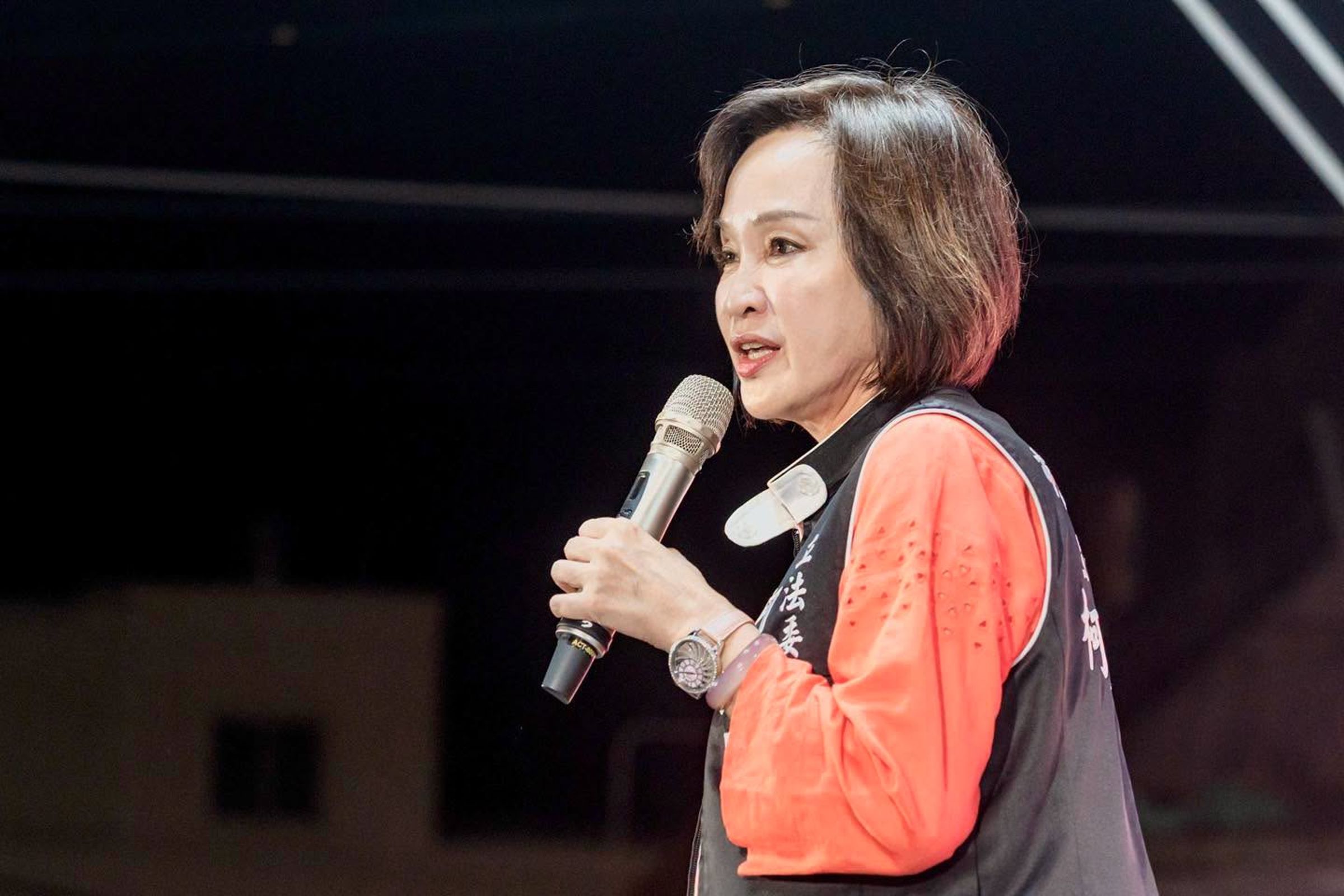 柯志恩為永安「廢材山」議題，開槓高市府。（翻攝柯志恩臉書）