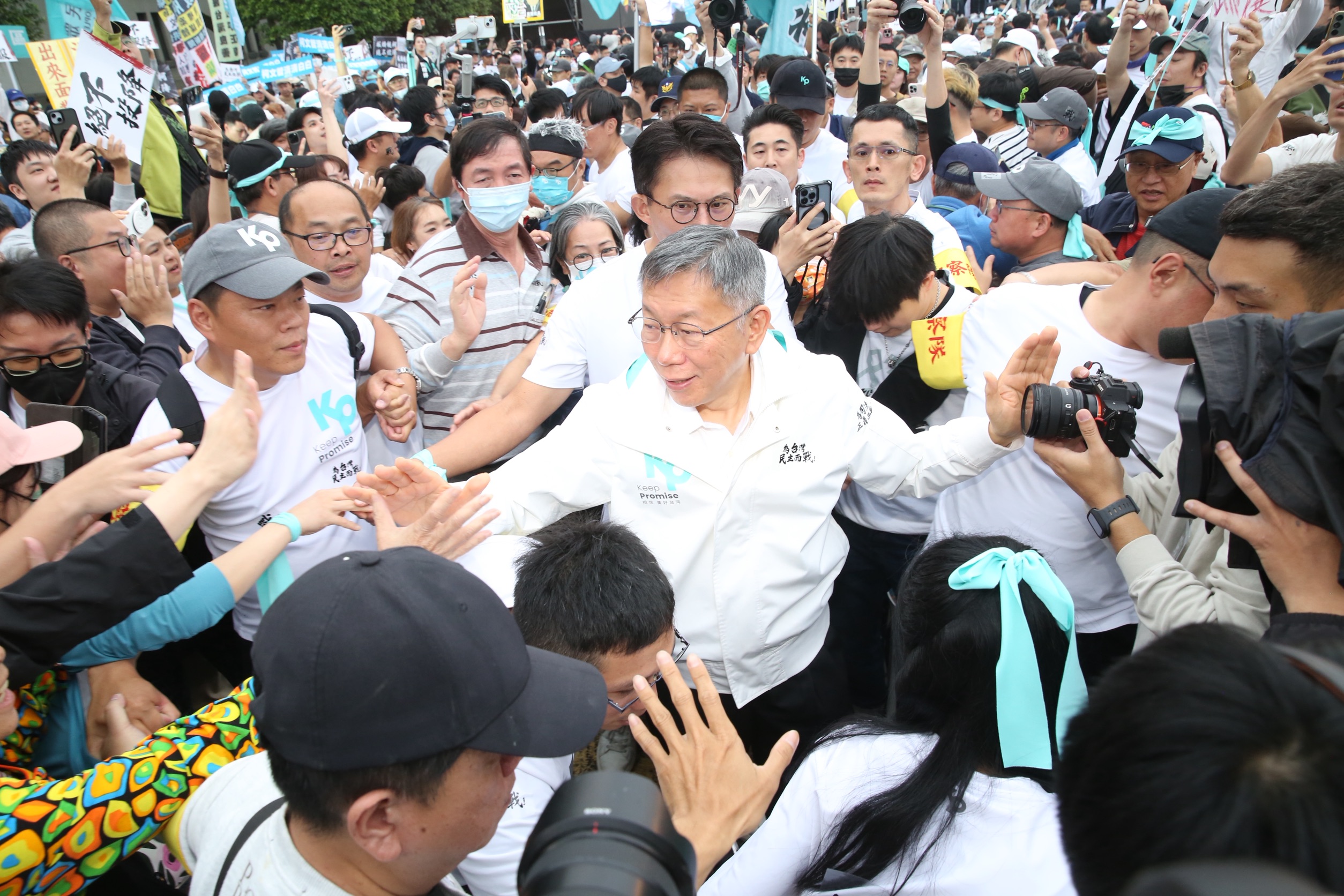 「四叉貓」劉宇卻抓包民眾黨卻將這些影片剪成總長62分鐘14秒的7段影片，狠酸「柯文哲才是真正的剪片大師」。（鏡報董孟航）