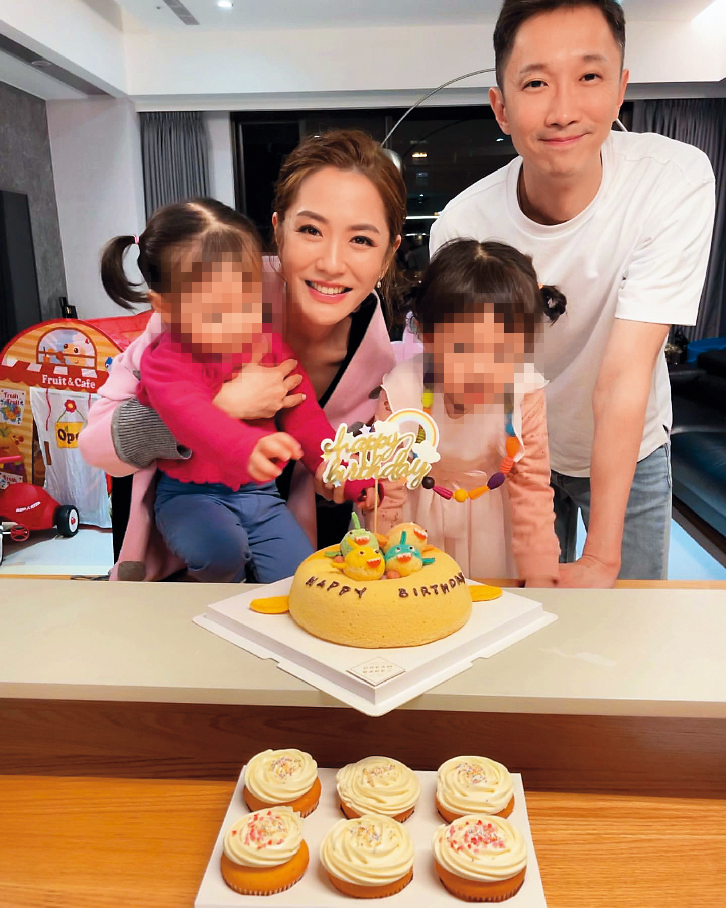 之前楊千霈(左二)會在社群曬天倫,比如有過與老公(右一)、兩個女兒一起慶生的畫面;最近老公卻沒有出現過。(翻攝自楊千霈IG)