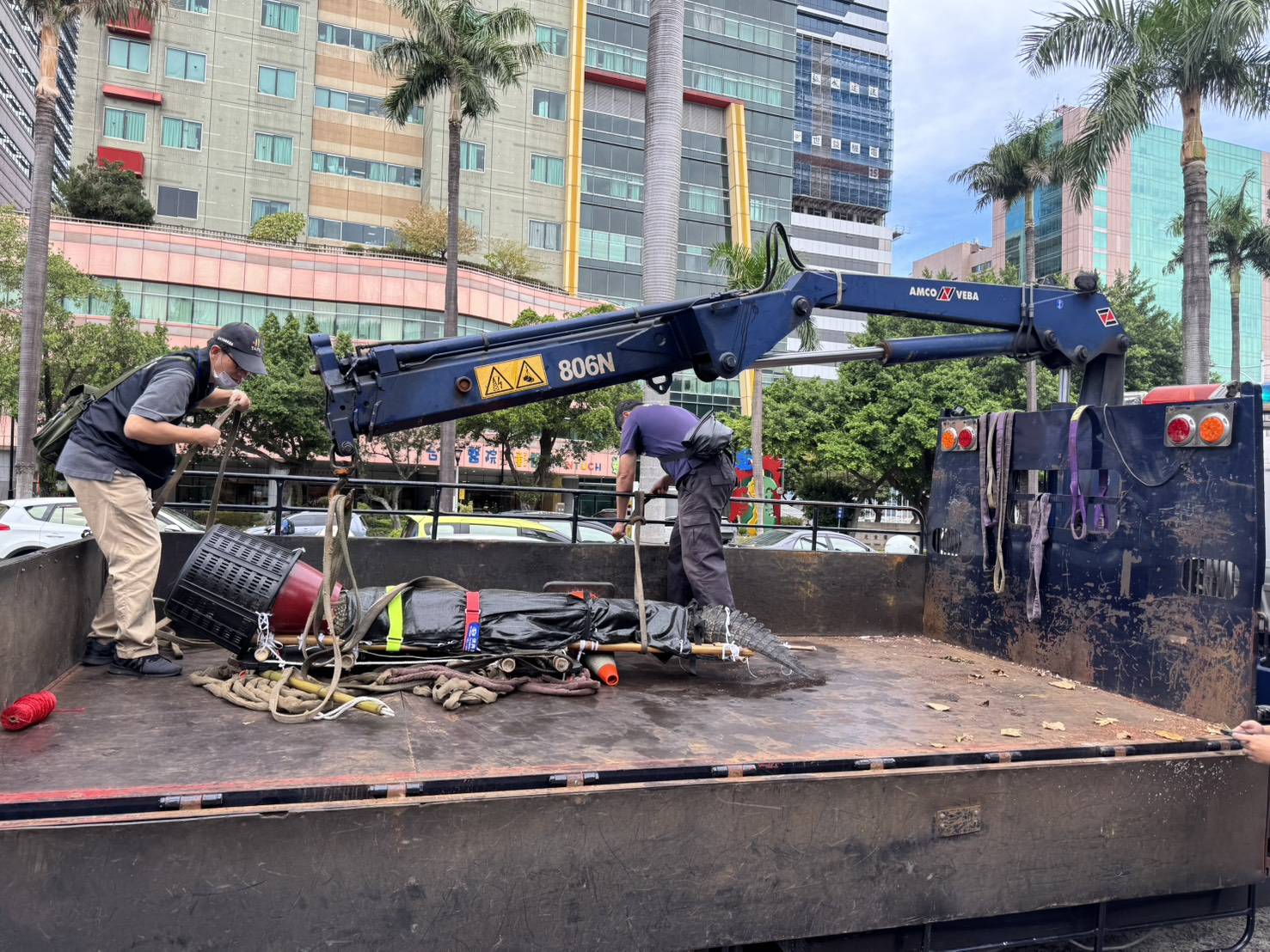 立院門口驚見鱷魚。（警方提供）