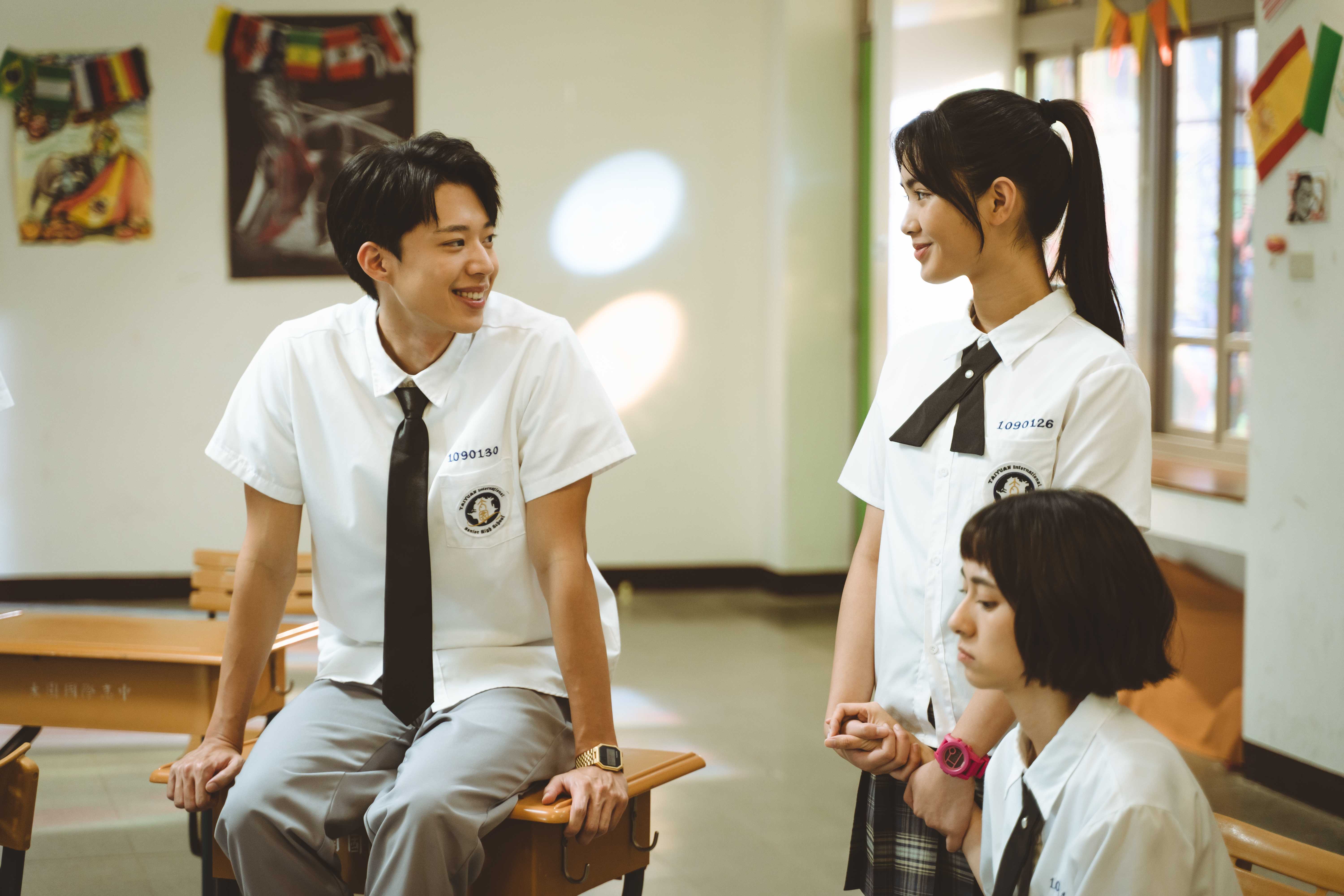 雷嘉汭（後排右）暗戀黃信赫（左）。（CATCHPLAY+提供）