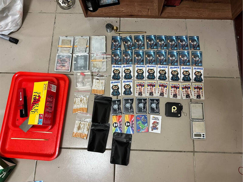 台中市少年隊查扣K他命50餘公克、毒咖啡包350包、彩虹菸26支。（警方提供）