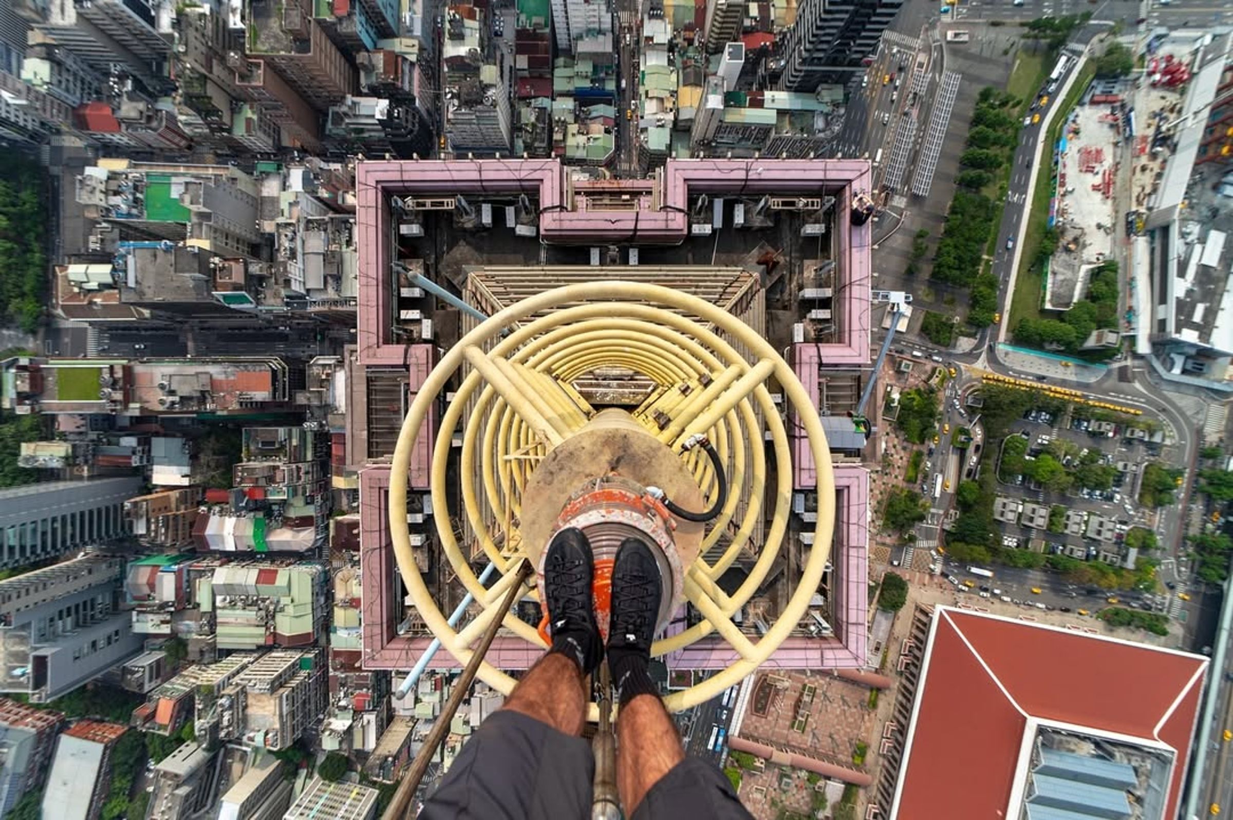 法國網紅「street_vision」登頂新光人壽摩天大樓，瞭望市區視野雖很美，但險象環生。（翻攝IG）