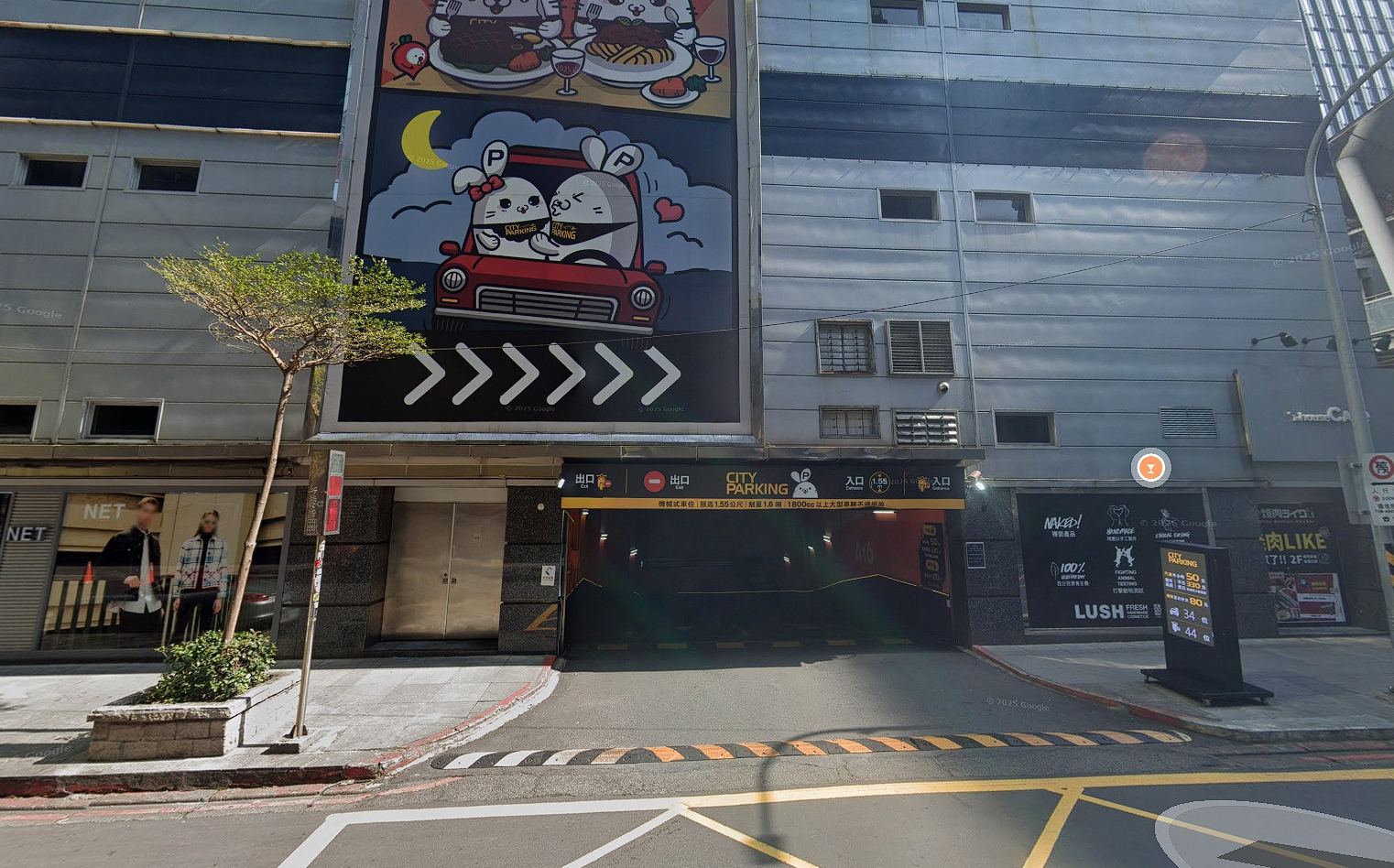 A16信義威秀地下停車場晚間驚傳割喉。（翻攝自Google Maps）