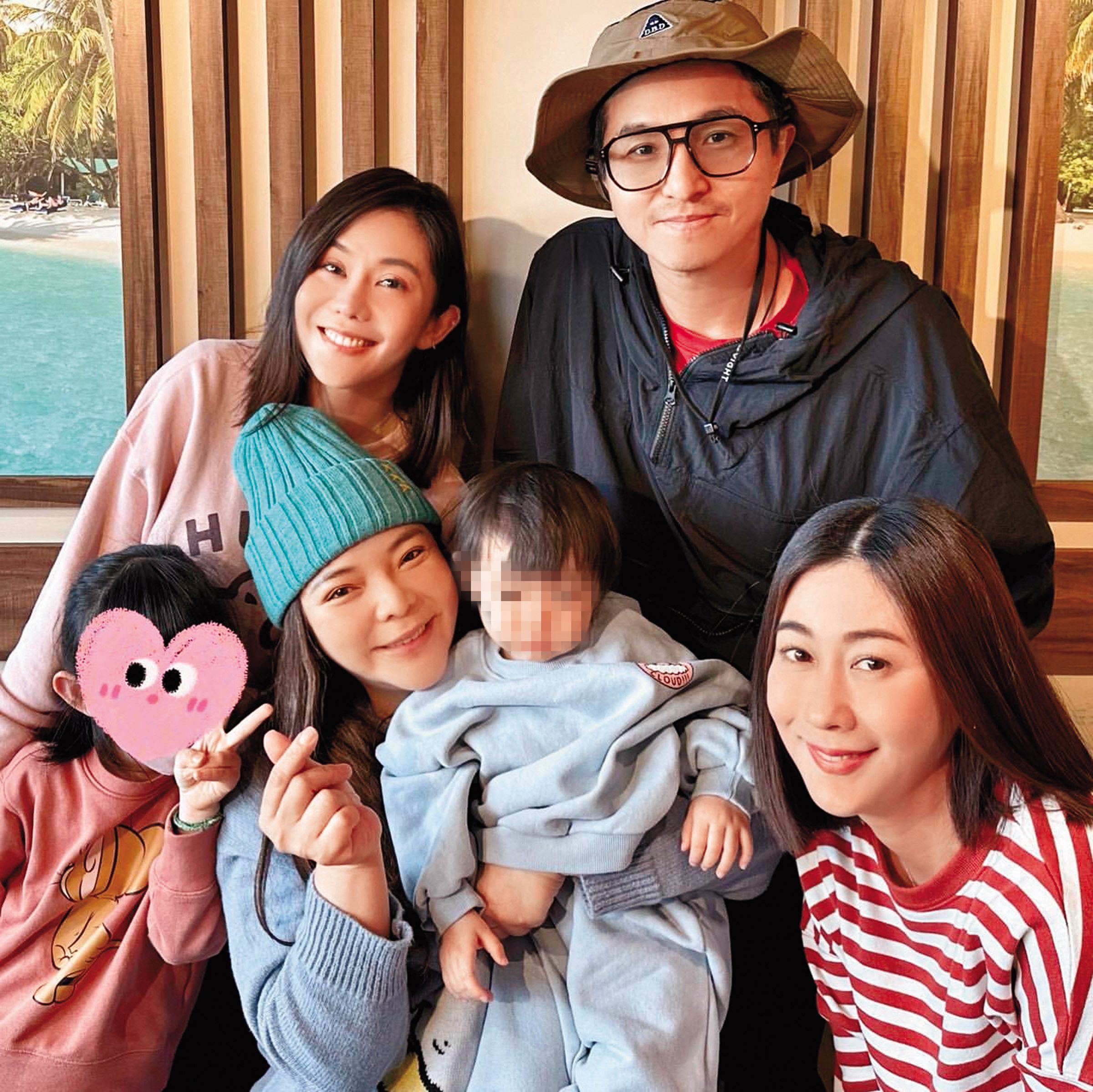 王少偉（後排右）曾捲進謝忻、小甜甜（前排左二）的閨密鬧翻事件，但不選邊站的他選擇低調，不願多所牽扯。後排左為王宇婕，前排右為林利霏。（翻攝自小甜甜IG）