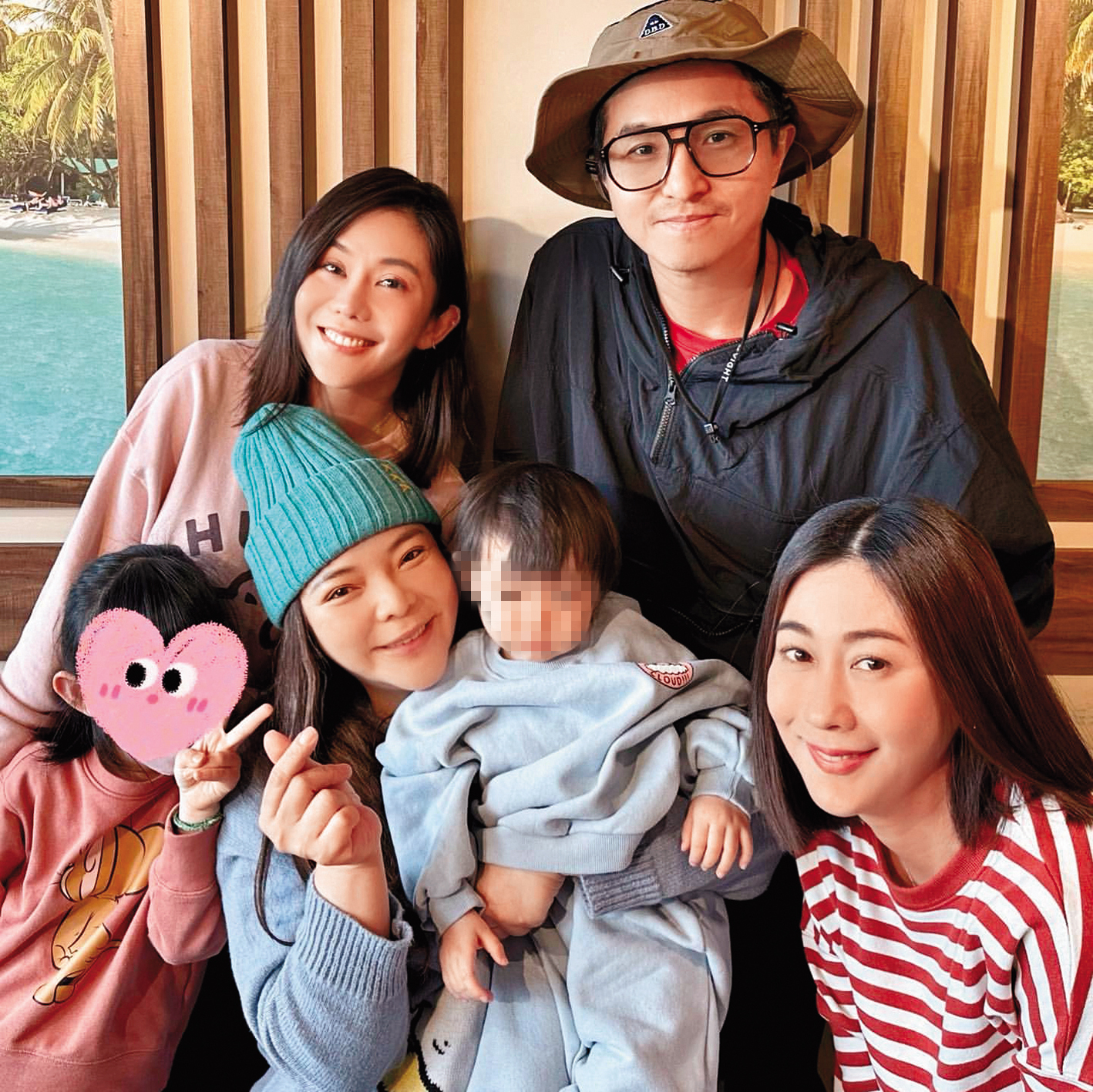 王少偉(後排右)曾捲進謝忻、小甜甜(前排左二)的閨密鬧翻事件,但不選邊站的他選擇低調,不願多所牽扯。後排左為王宇婕,前排右為林利霏。(翻攝自小甜甜IG)