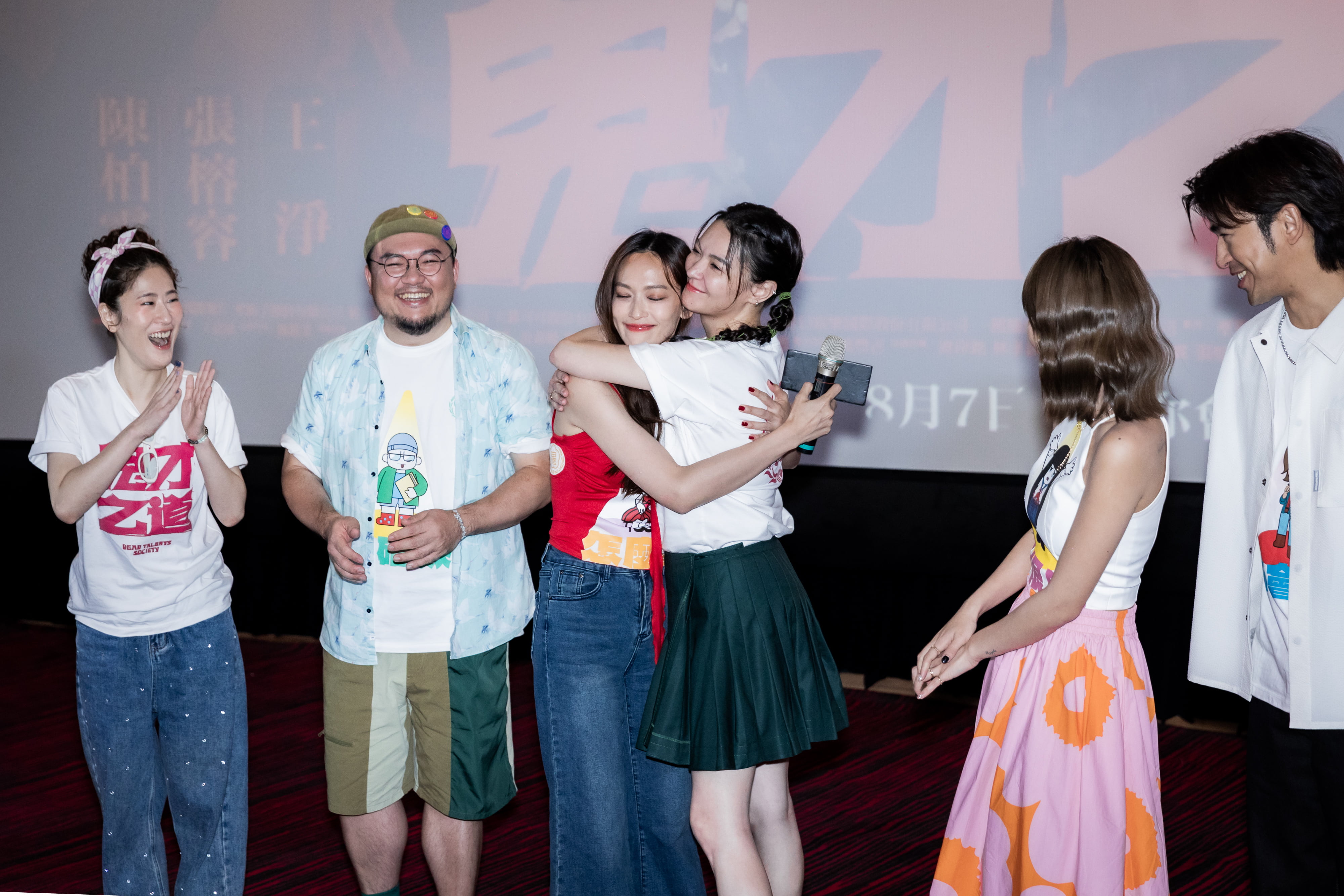 姚以緹（中左）與張榕容（中右）在《鬼才之道》中為爭最佳女鬼頭銜大打出手，但在活動中相擁和解。（牽猴子提供）