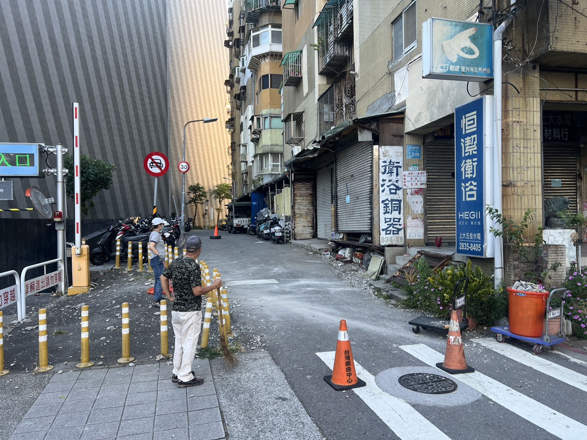 士林社區大樓防護網攔不住,大片磁磚掉落畫面曝光。(警方提供)