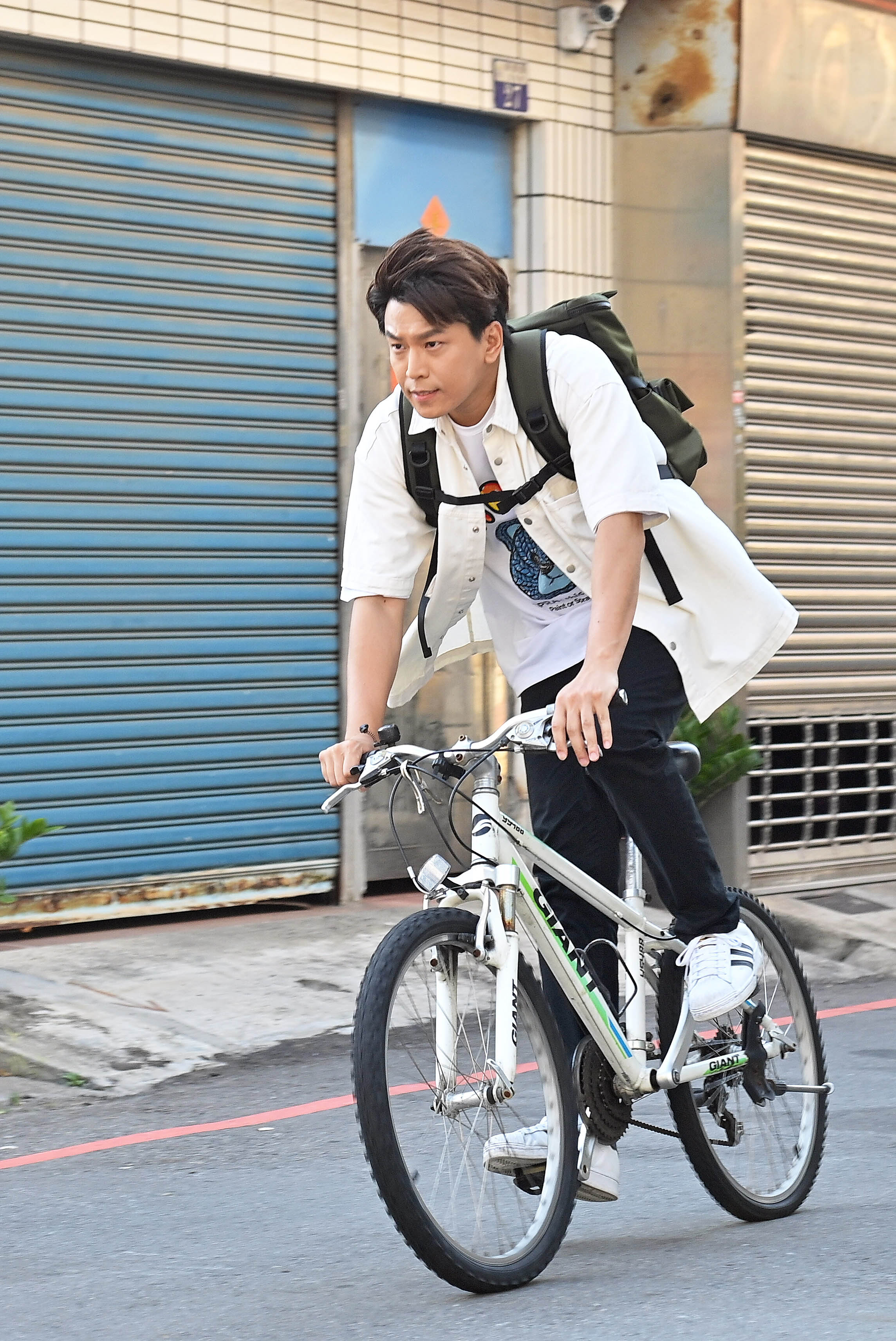 蕭景鴻騎腳踏車追逐小偷拍了一下午回家就去整骨了。（台視提供）