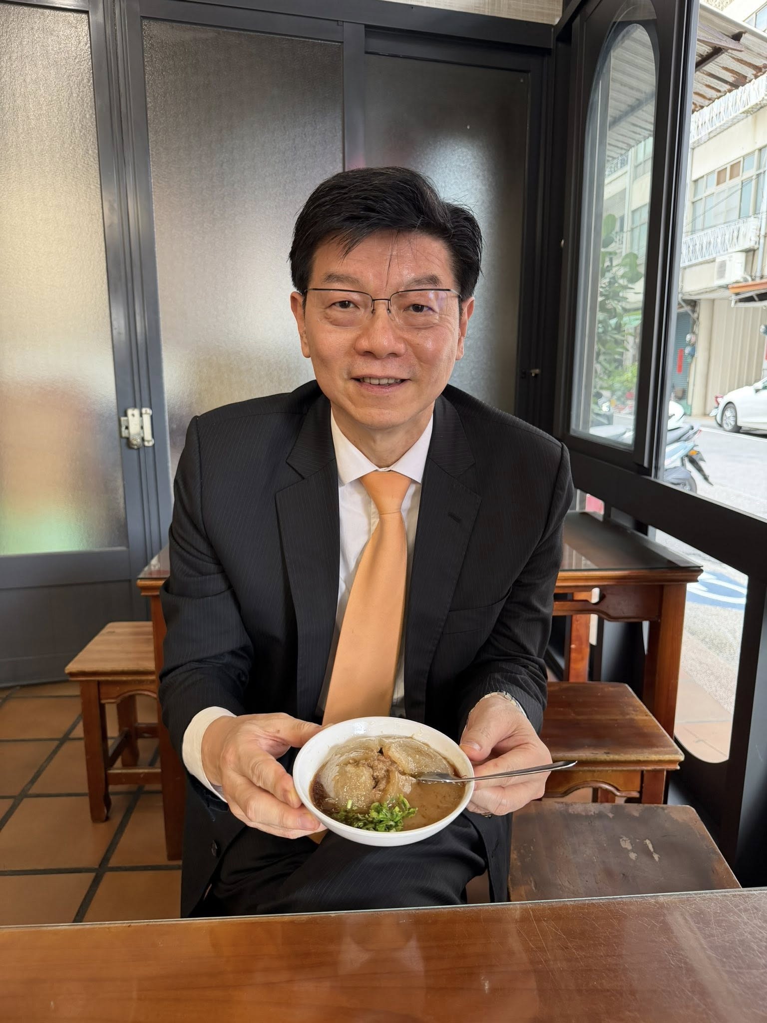 已出版兩本《裴社長廚房手記》的裴偉，現在正走遍全台，籌備以小吃為主題的第三本美食書。