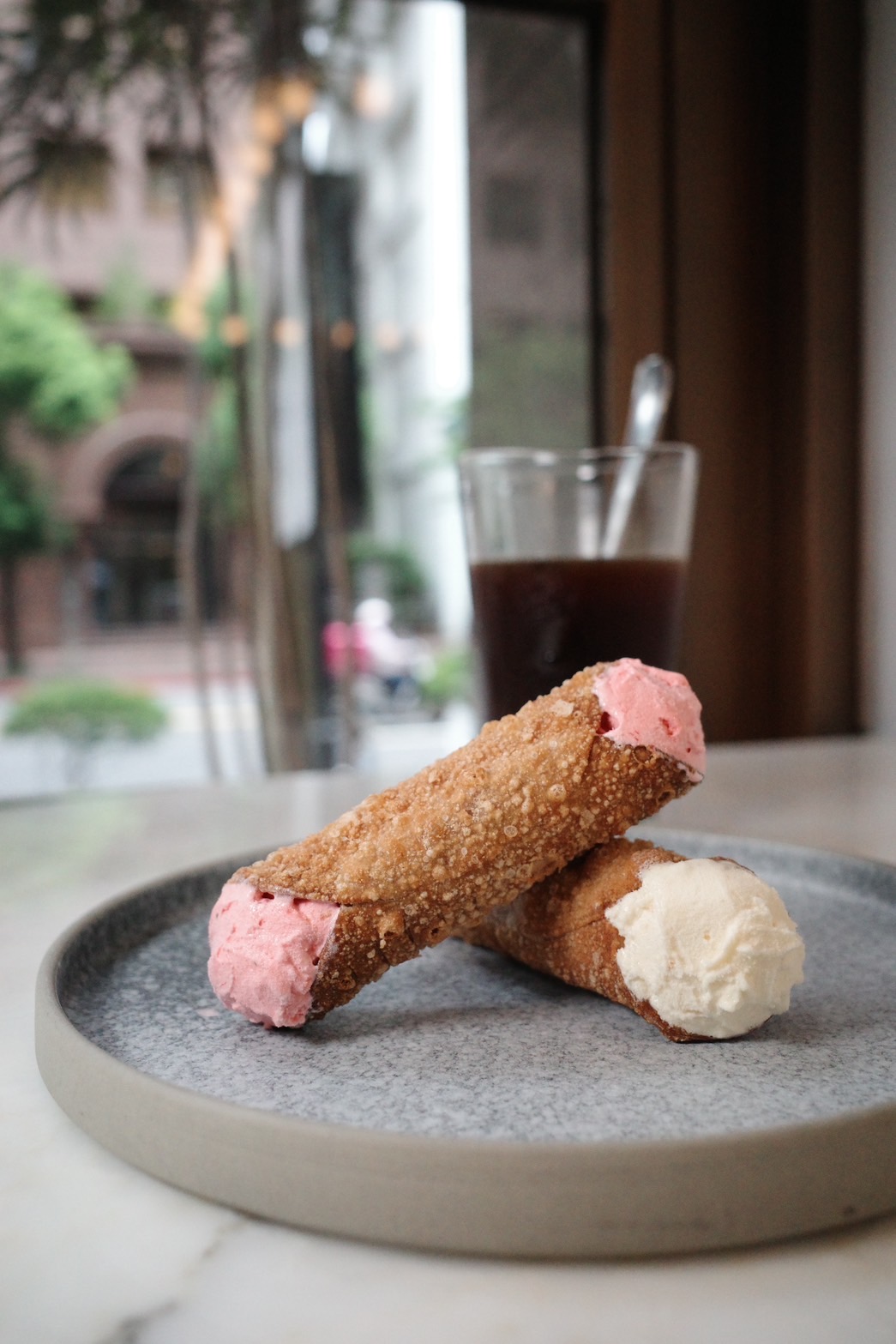 教父最愛的西西里島傳統甜點Cannoli，內餡由原本的瑞可塔起司改為甜美涼爽的義式冰淇淋，外脆內涼幸福感滿分。（加價購70元／2入）