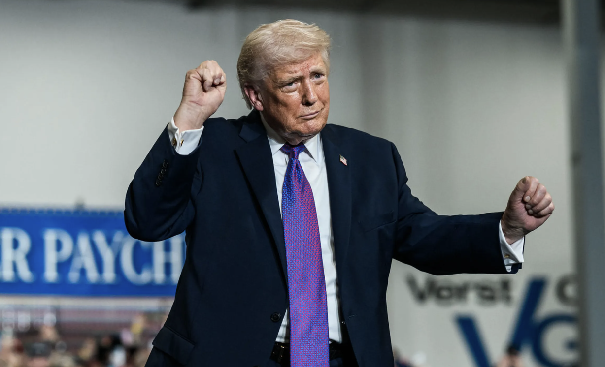 川普在白宮大方打賞給送來麥當勞的外送員。(翻攝The White House Flickr)