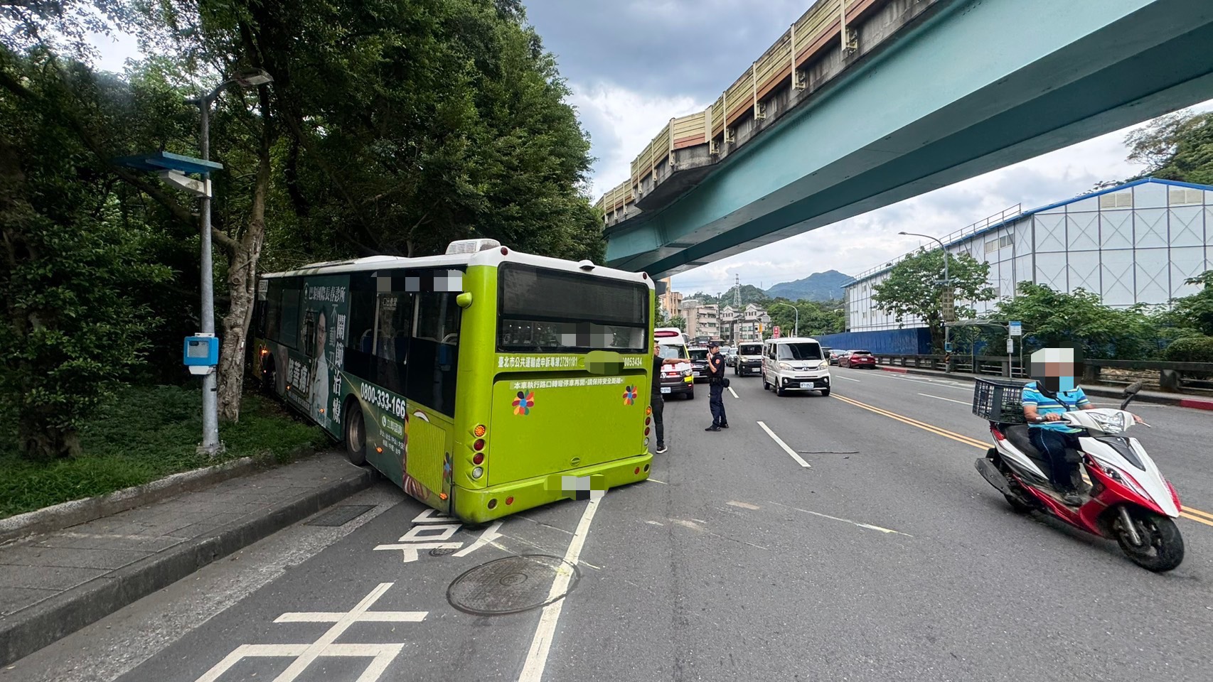 一輛由陳姓司機駕駛的公車，今日下午在北市文山區失控撞上路旁山壁，造成司機、2名乘客擦挫傷。（翻攝畫面）