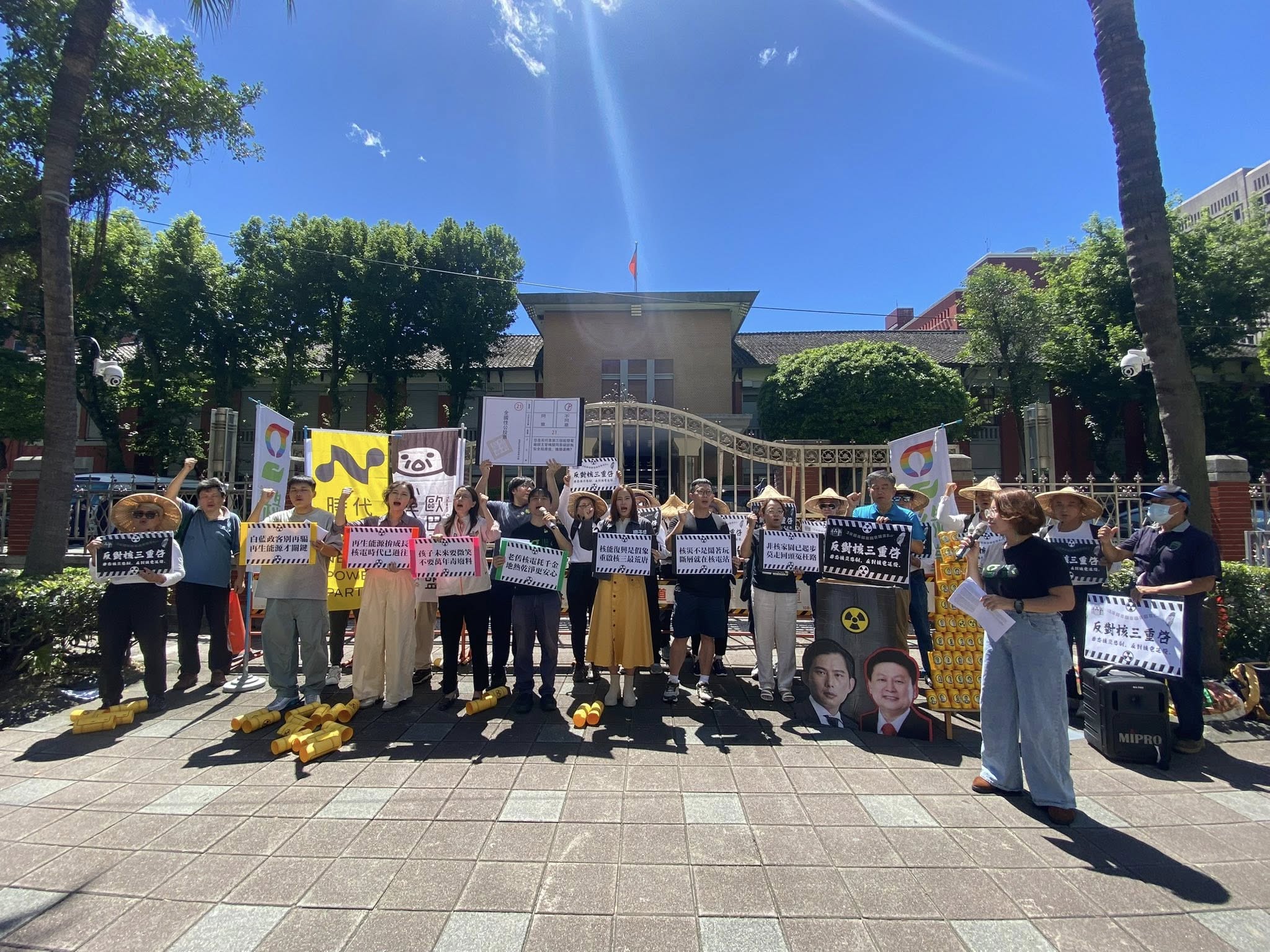 小黨與民團今在立法院前呼籲反對核三重啟。（翻攝自台灣綠黨臉書）