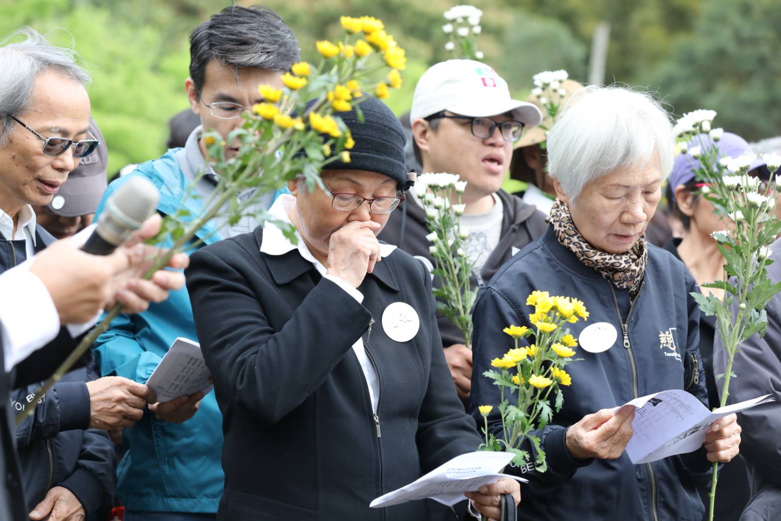 林宅血案46年，慈林基金會今日在宜蘭林家墓園舉行追思會，林義雄的妻子方素敏與親友到場，與上百名民眾一起哀悼。