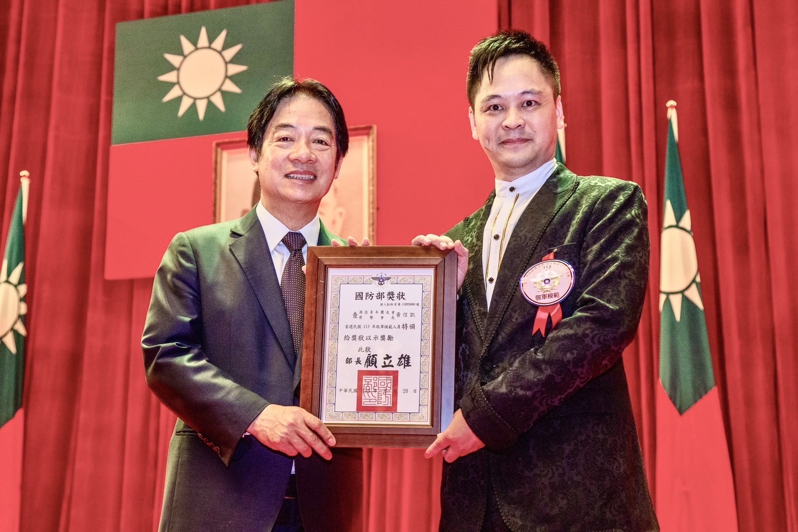 去年黃信凱替國軍巡迴演講超過200場，還獲總統賴清德頒發敬軍模範。（黃信凱提供）