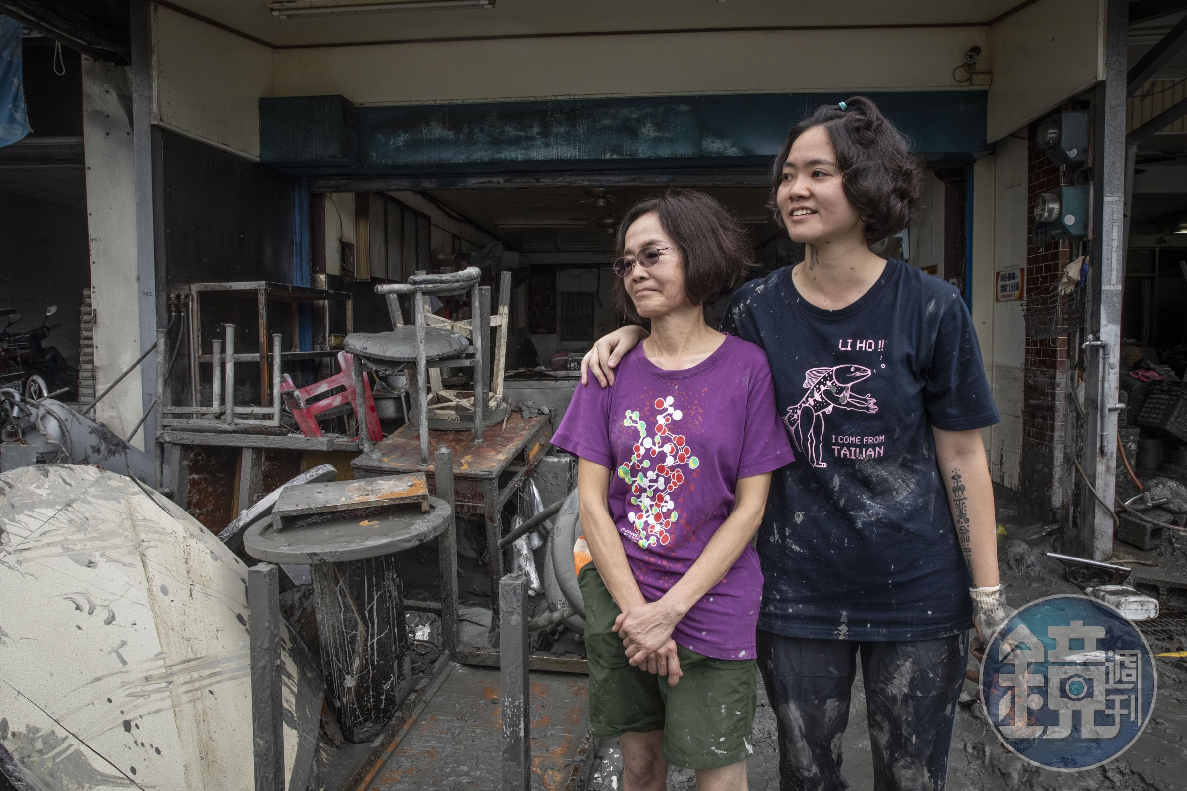 平日獨居的林稚晴（左）水災時受困家中自助餐店，在台北上班的女兒謝蔚庭（右）緊急請假回家幫忙清理。