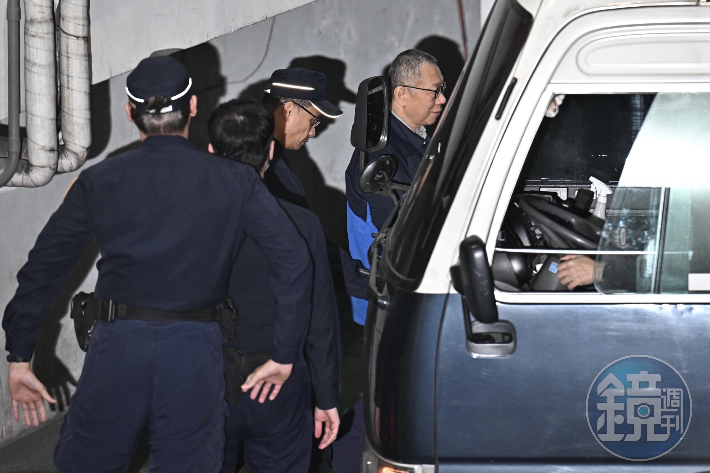 柯文哲走回囚車路上,突露出神祕微笑。