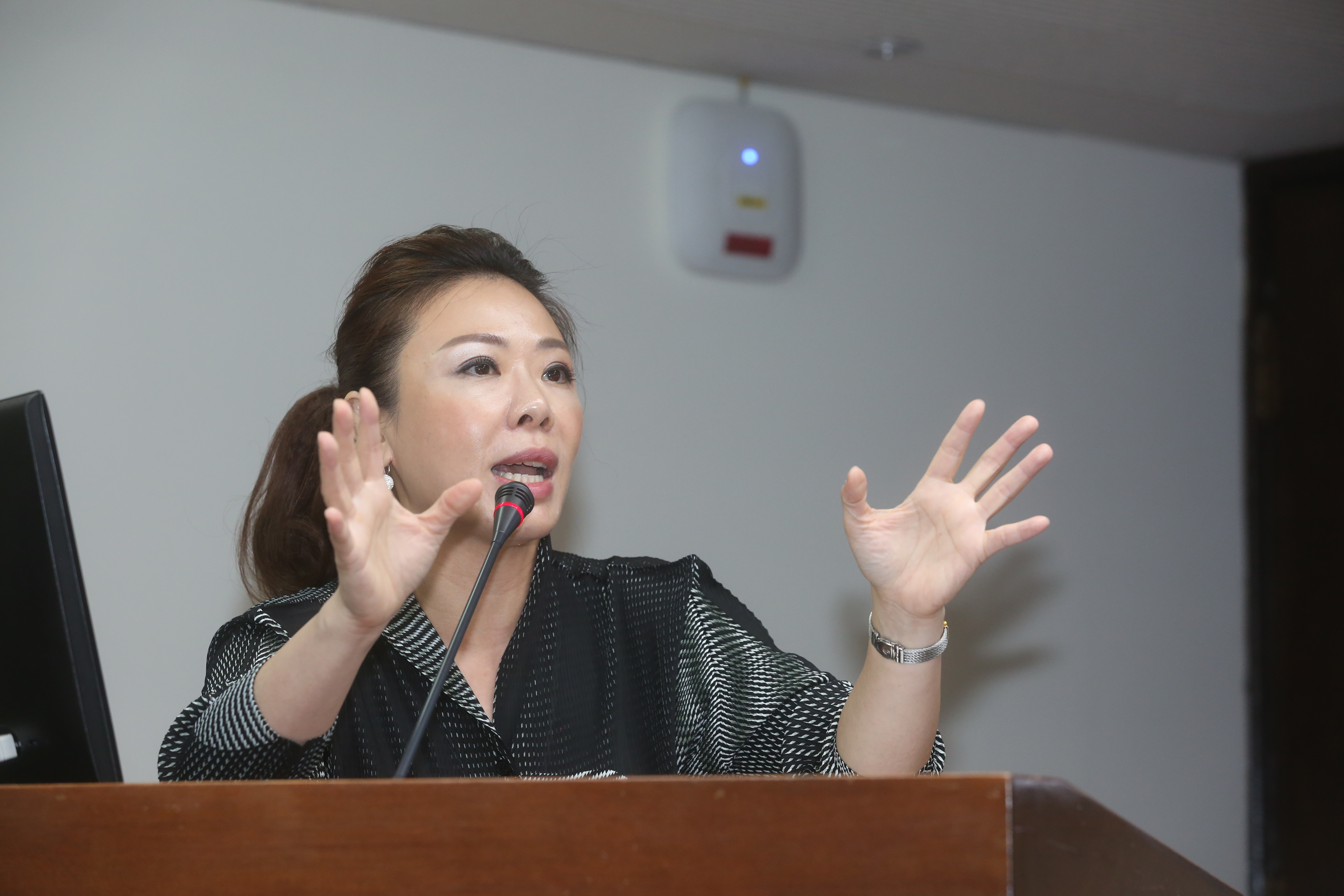 李彥秀被爆當上立委後就購置加州豪宅，且在中國三亞也置產。（本刊資料照）