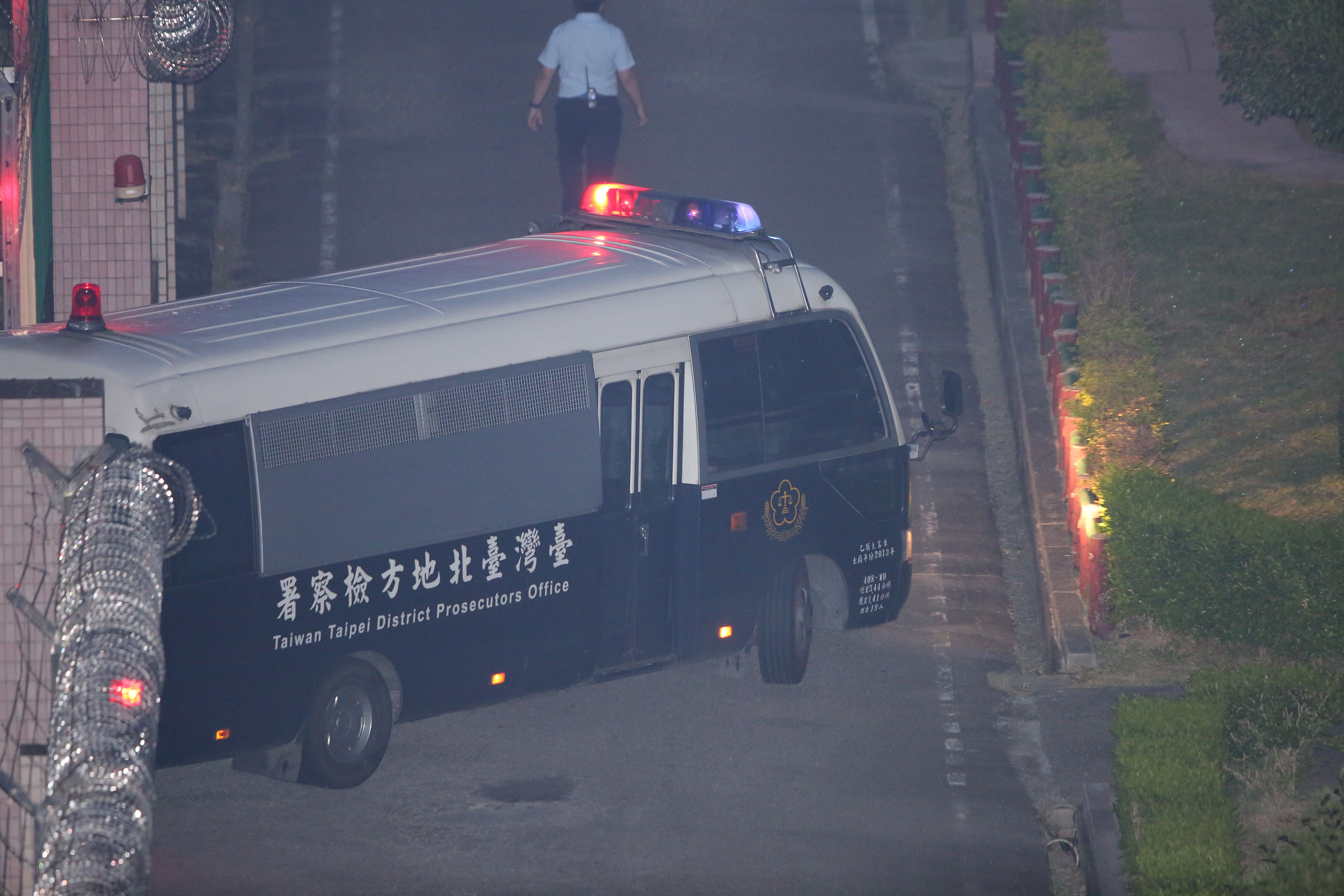 柯文哲囚車開走。