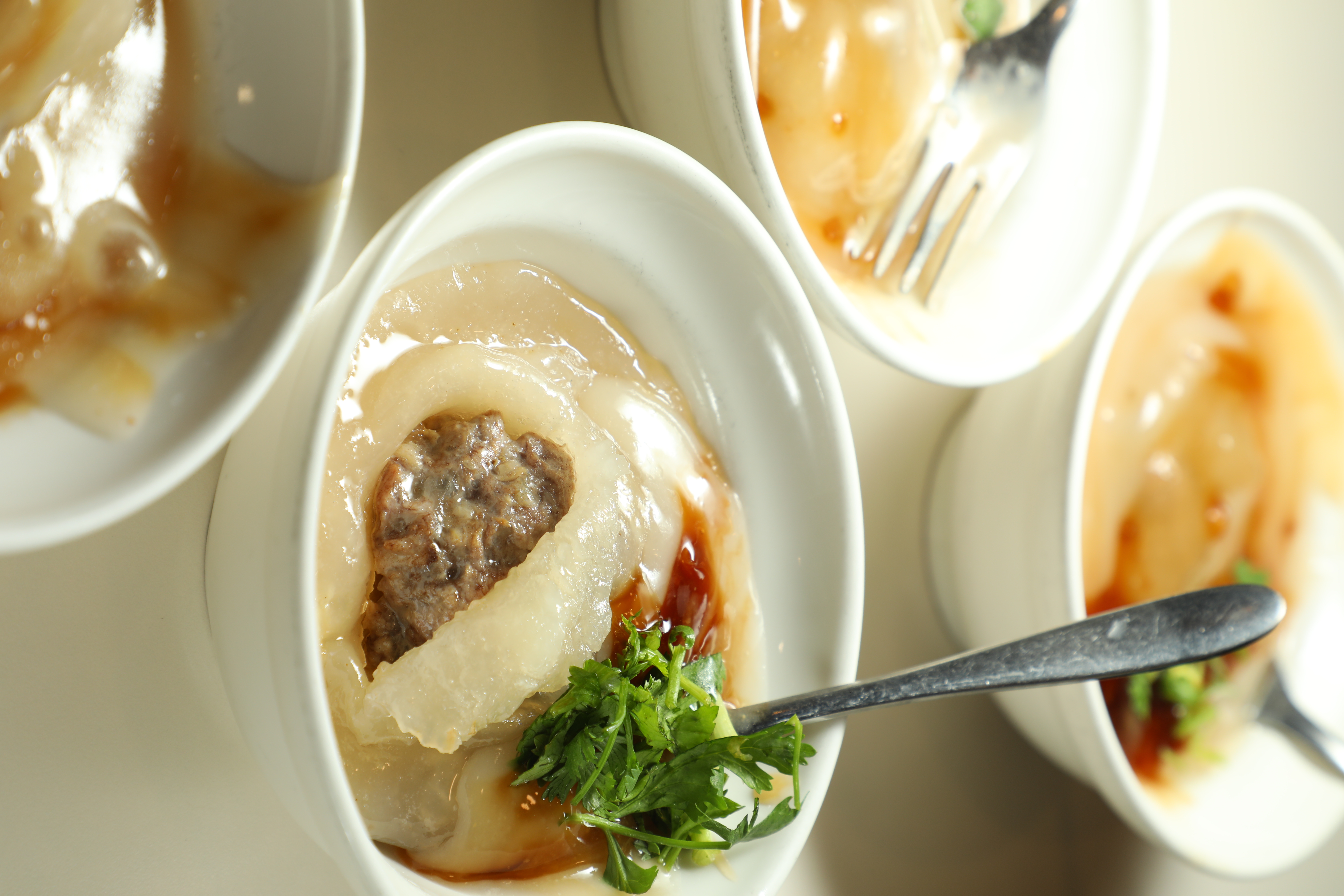 「肉圓」一份兩顆，粉皮非常Q，裡面包裹的肉丸也很有彈性。（50元／份）