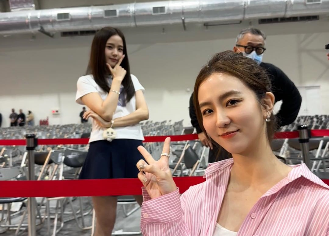 周曉涵原本只是開心在座位拍紀念獨照，殊不知偶像在身後。（翻攝自臉書）