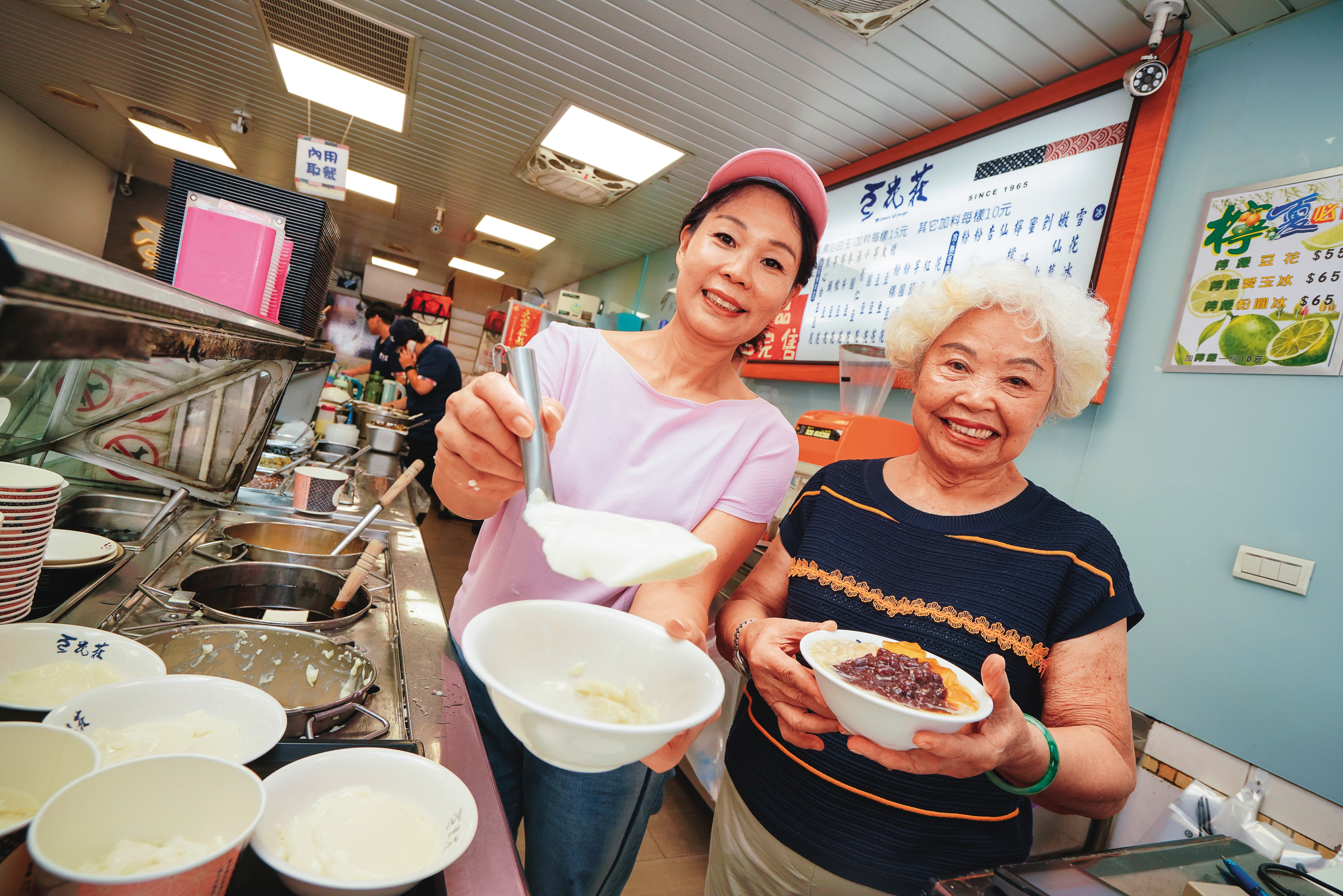 豆花莊的第一代掌舵莊陳去（右），學做豆花養活一家人。第二代莊玉如（左）堅持傳承古早味，並與弟弟創新口味，讓老店遠近馳名。