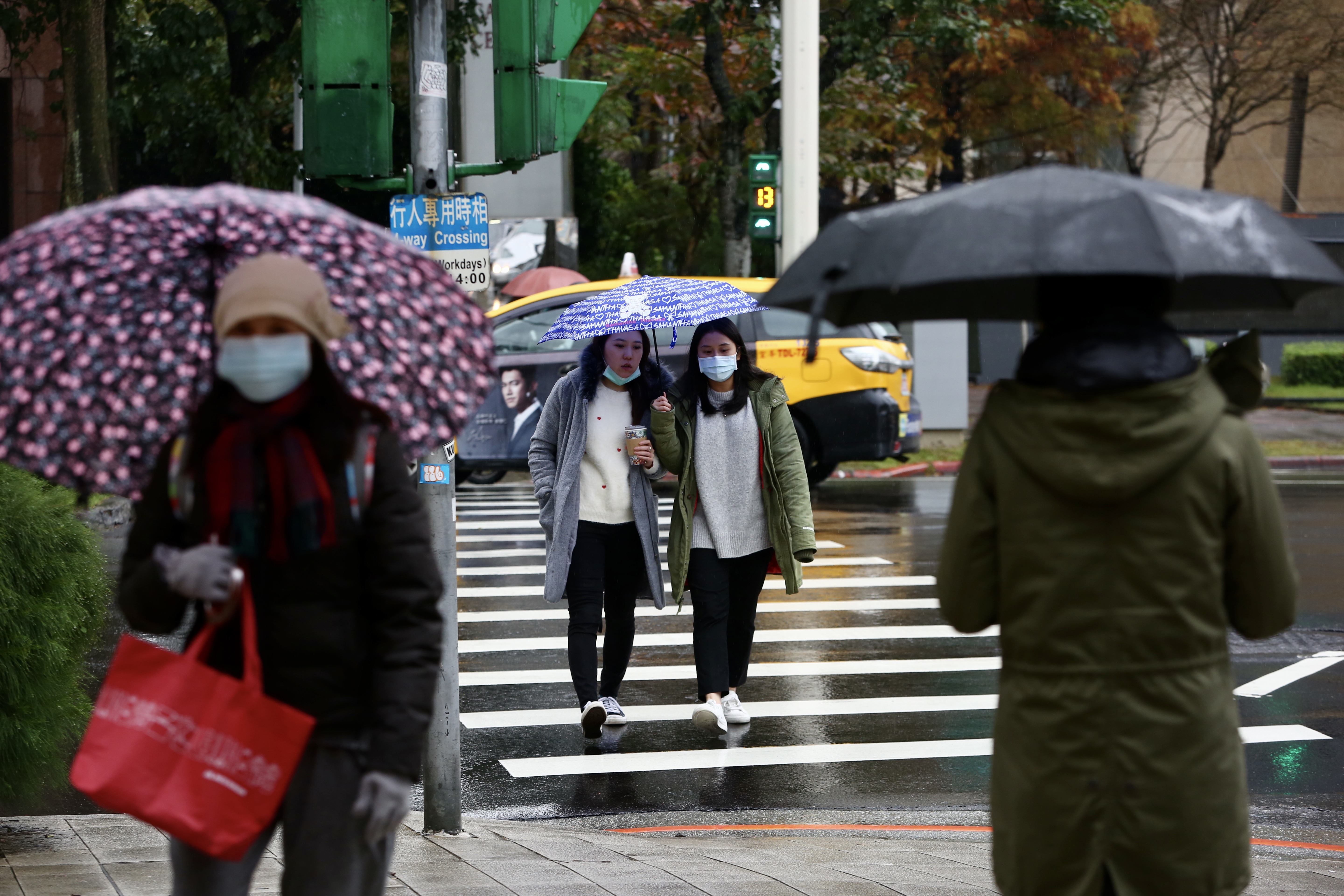 今天（23日）一波更為潮濕的大陸冷氣團南下，全台各地天氣出現明顯變化。