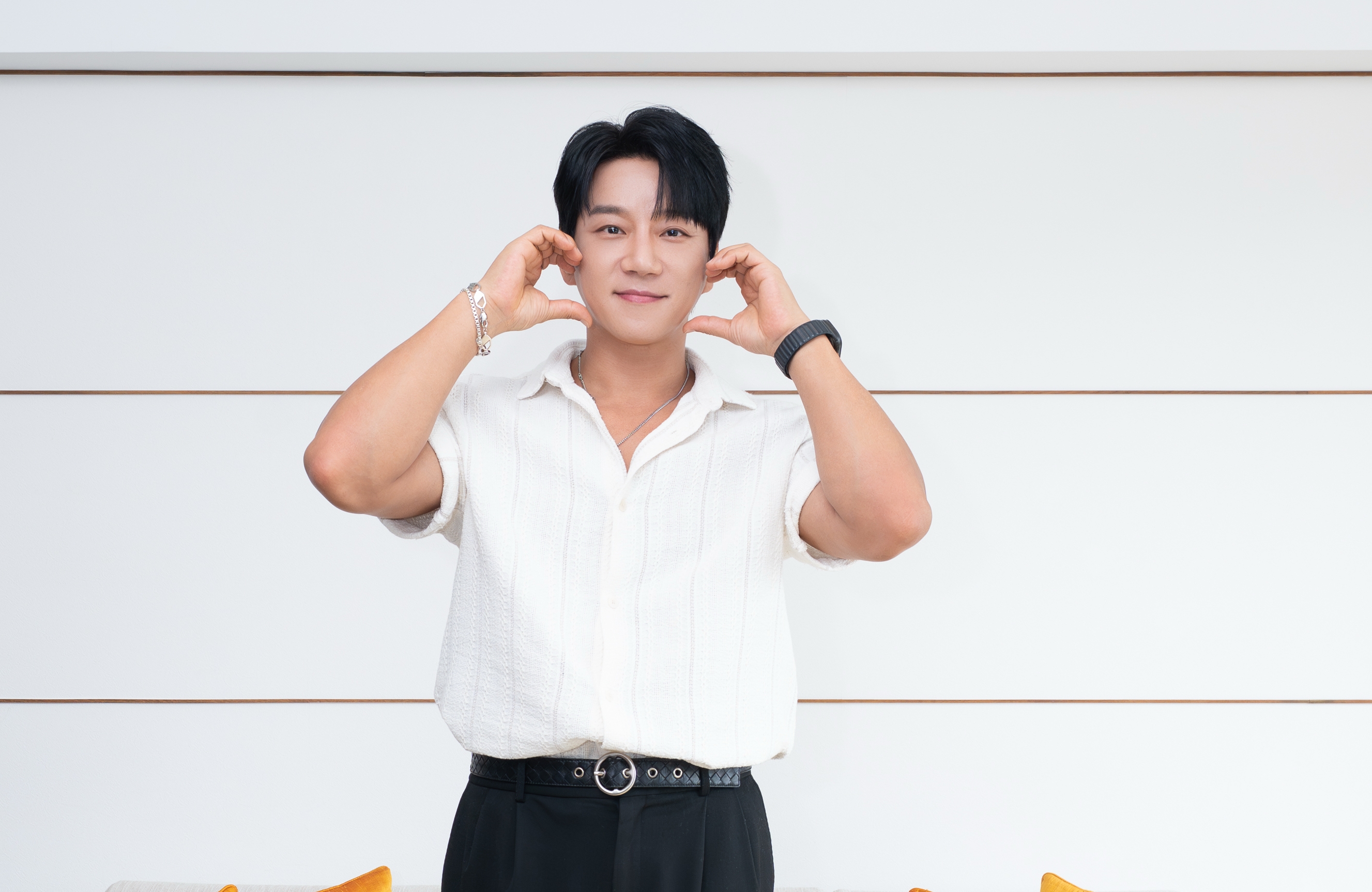 韓星黃致列來台宣傳「OUR SUMMER」演唱會,聊到股市,直呼台積電(TSMC)「第一名」。(亞士傳媒提供)