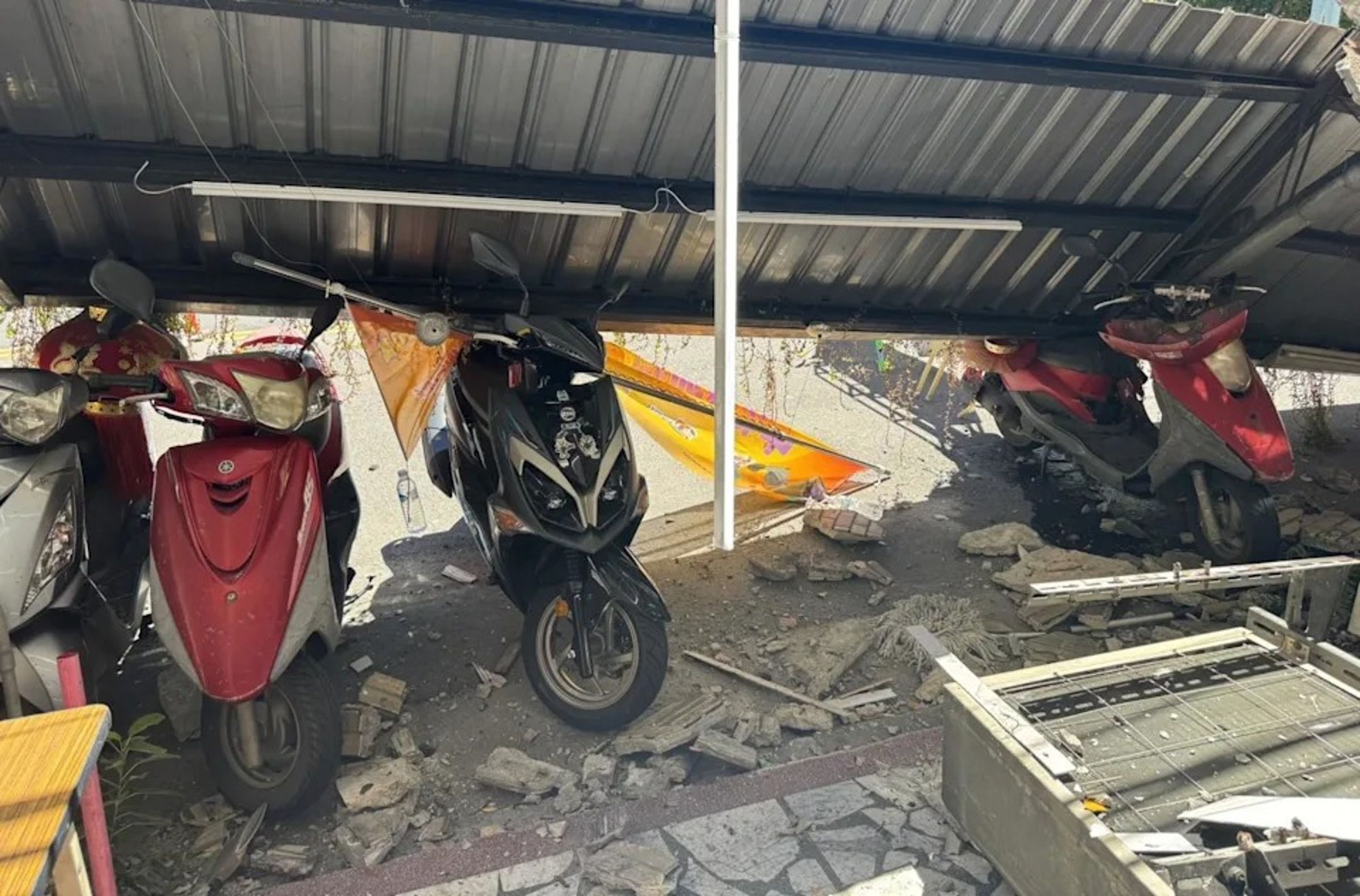 被砸毀的機車車主已陸續通知到場處理。(翻攝畫面)
