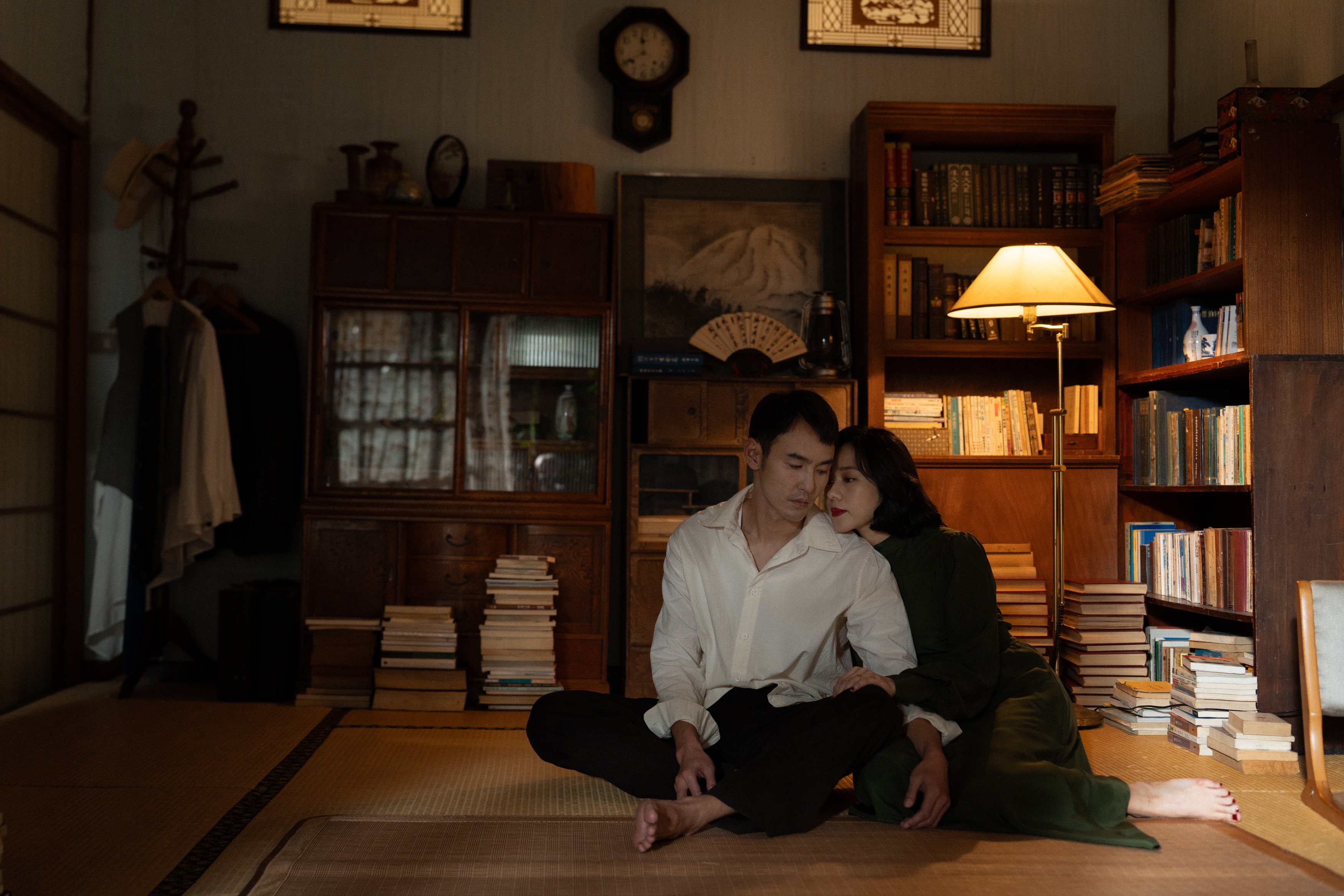 林嘉欣（右）和阮經天（左）在李心潔執導的故事裡有親密的肢體互動。（華映娛樂提供）