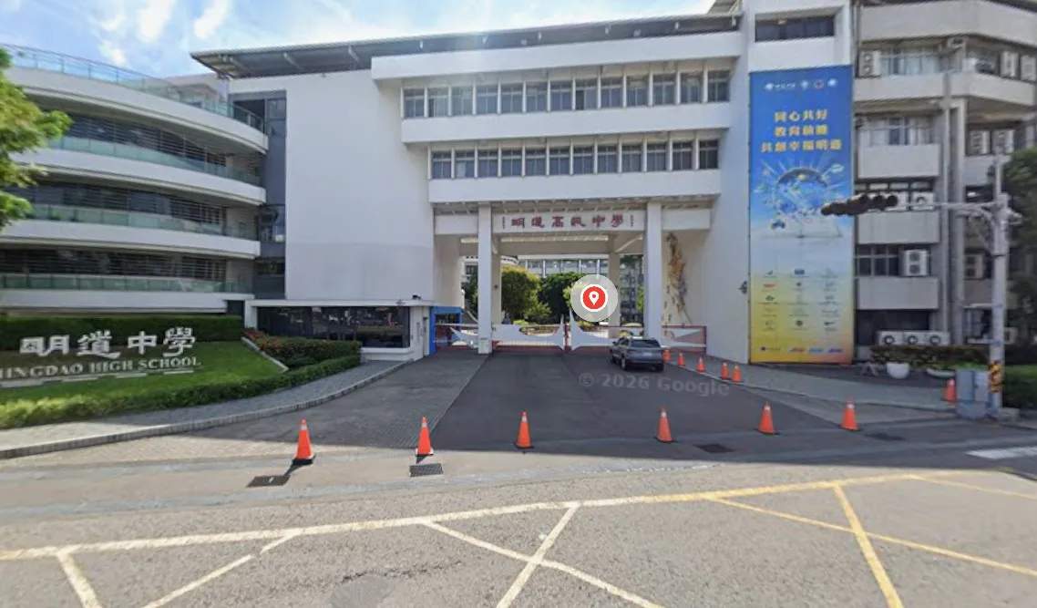 曾姓生技公司老闆違停明道中學校門口網狀線上，經教官勸阻，竟情緒失控動手打傷教官。（翻攝Google Maps）
